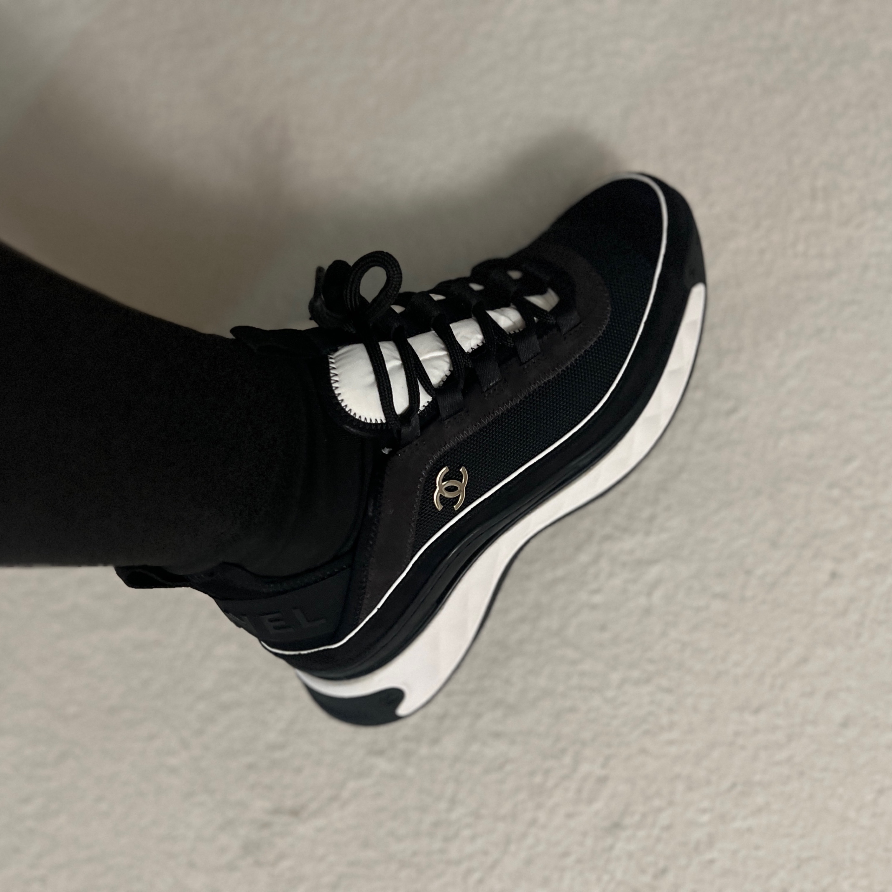 (W) Chanel Mixed Fibers Sneakers Fabric Suede Calfskin & Black 착용 스타일 - 3