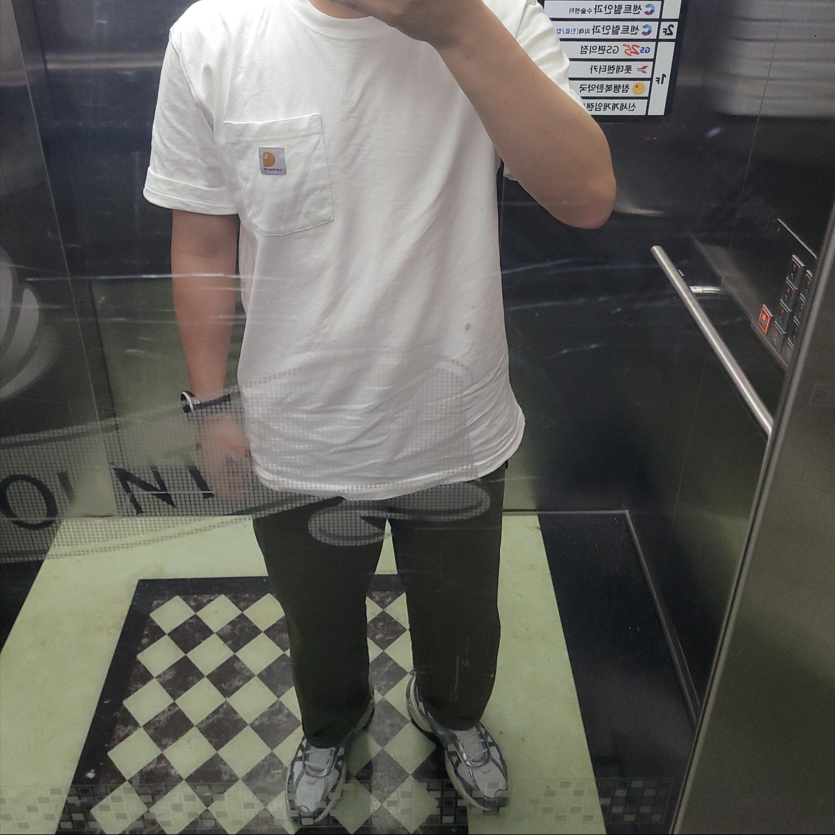Carhartt Loose Fit Heavyweight Regular Short Sleeve Pocket T-Shirt White, Nike V2K Run Pure Platinum Wolf Grey 착용 스타일