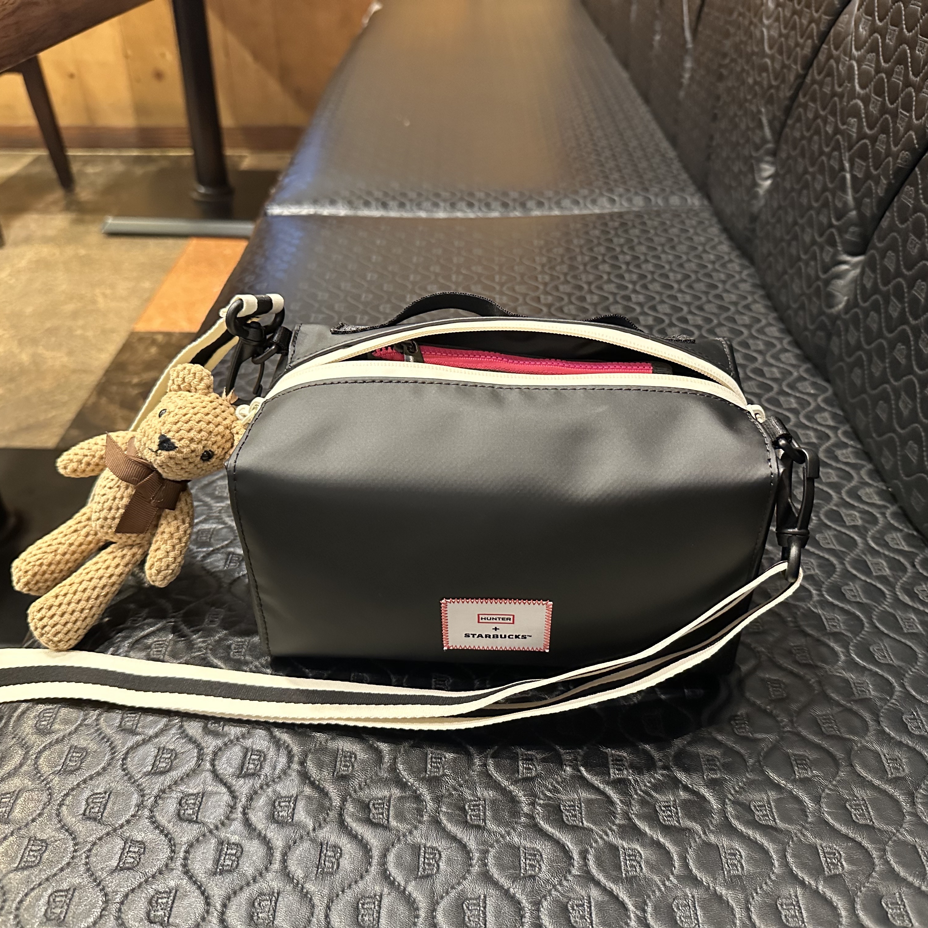 Starbucks x Hunter Two Way Pouch Black 착용 스타일