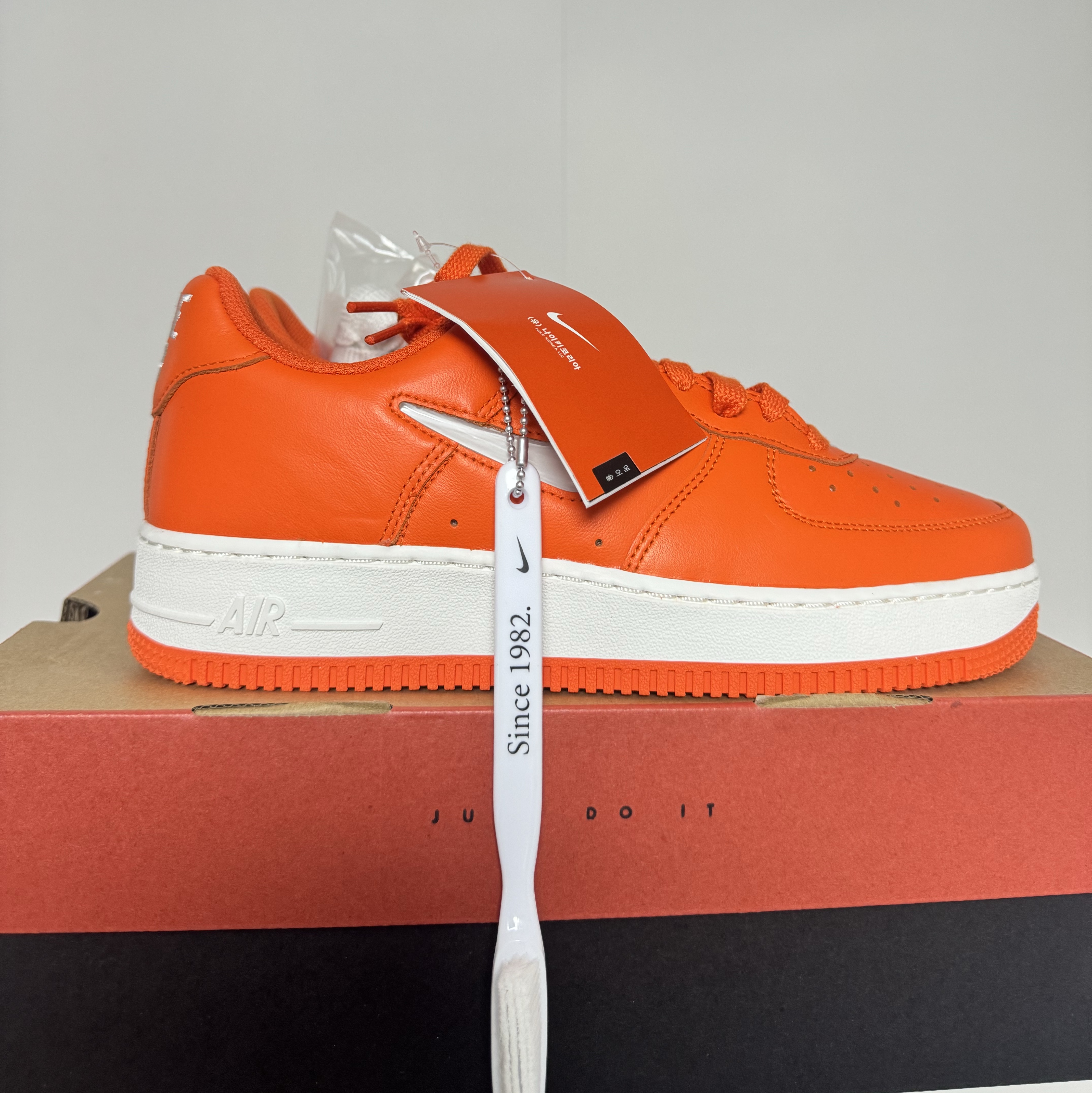 Nike Air Force 1 Low Retro Color of The Month Safety Orange 착용 스타일