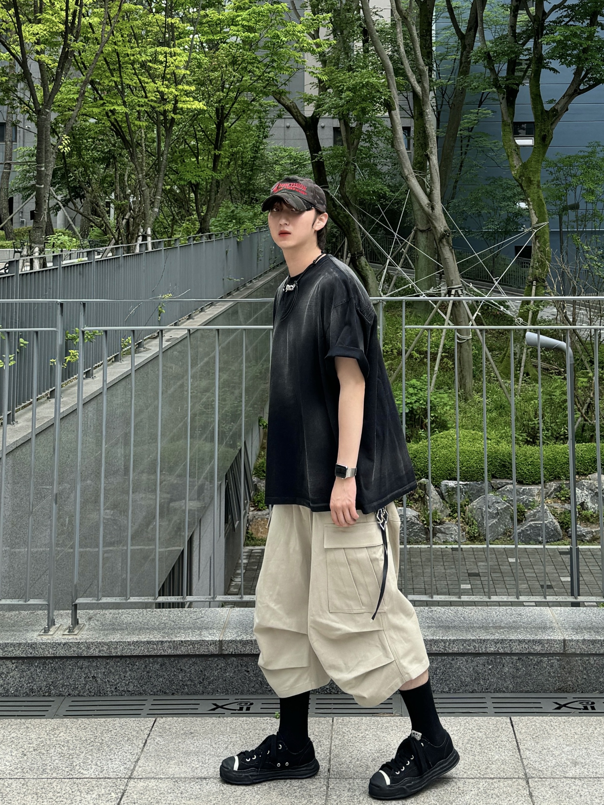 Nonnod Side Cargo Shorts Beige, Nonnod Back Detail T-shirt Washed Black 착용 스타일 - 3