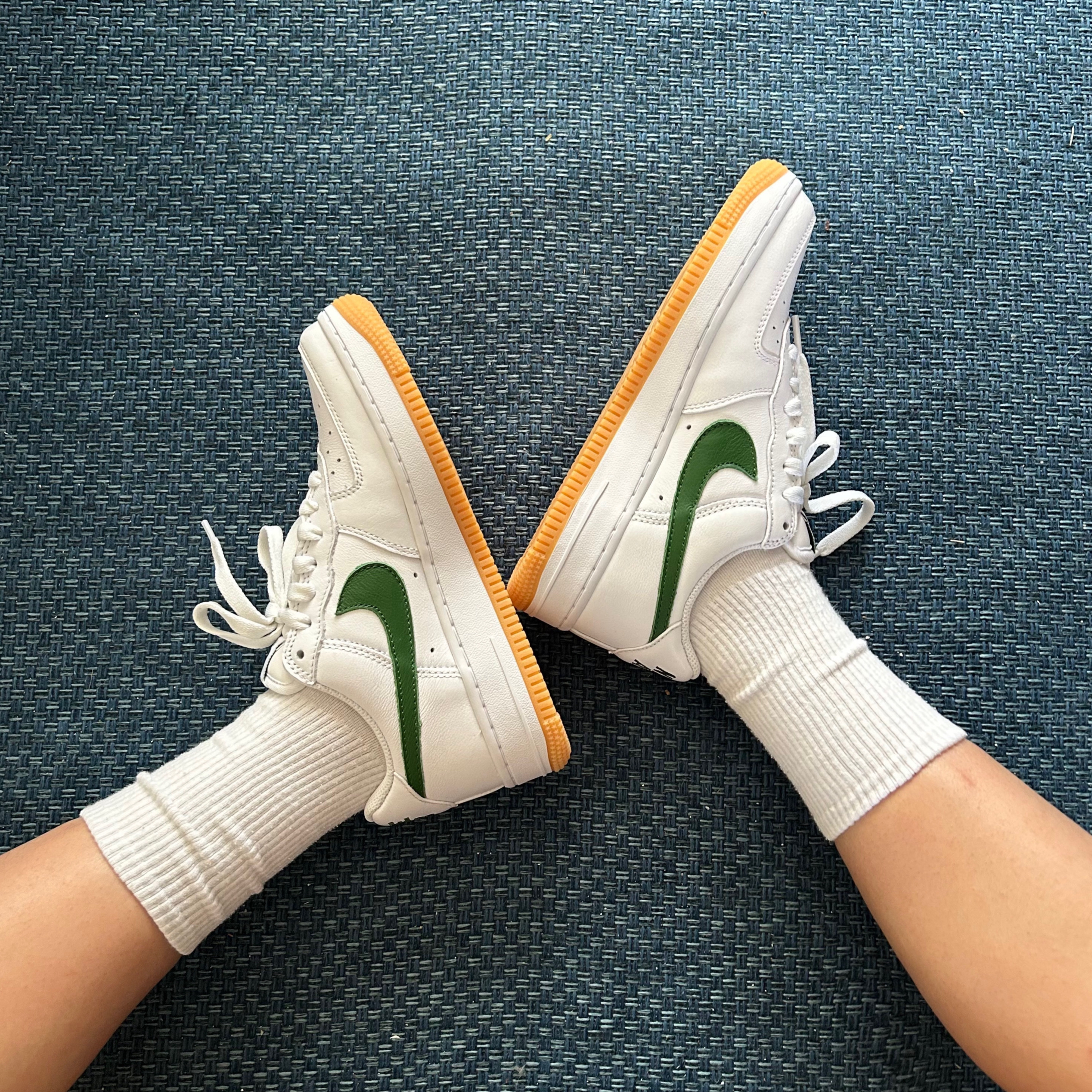 Nike Air Force 1 Low Retro Color of the Month White Forest Green 착용 스타일 - 1