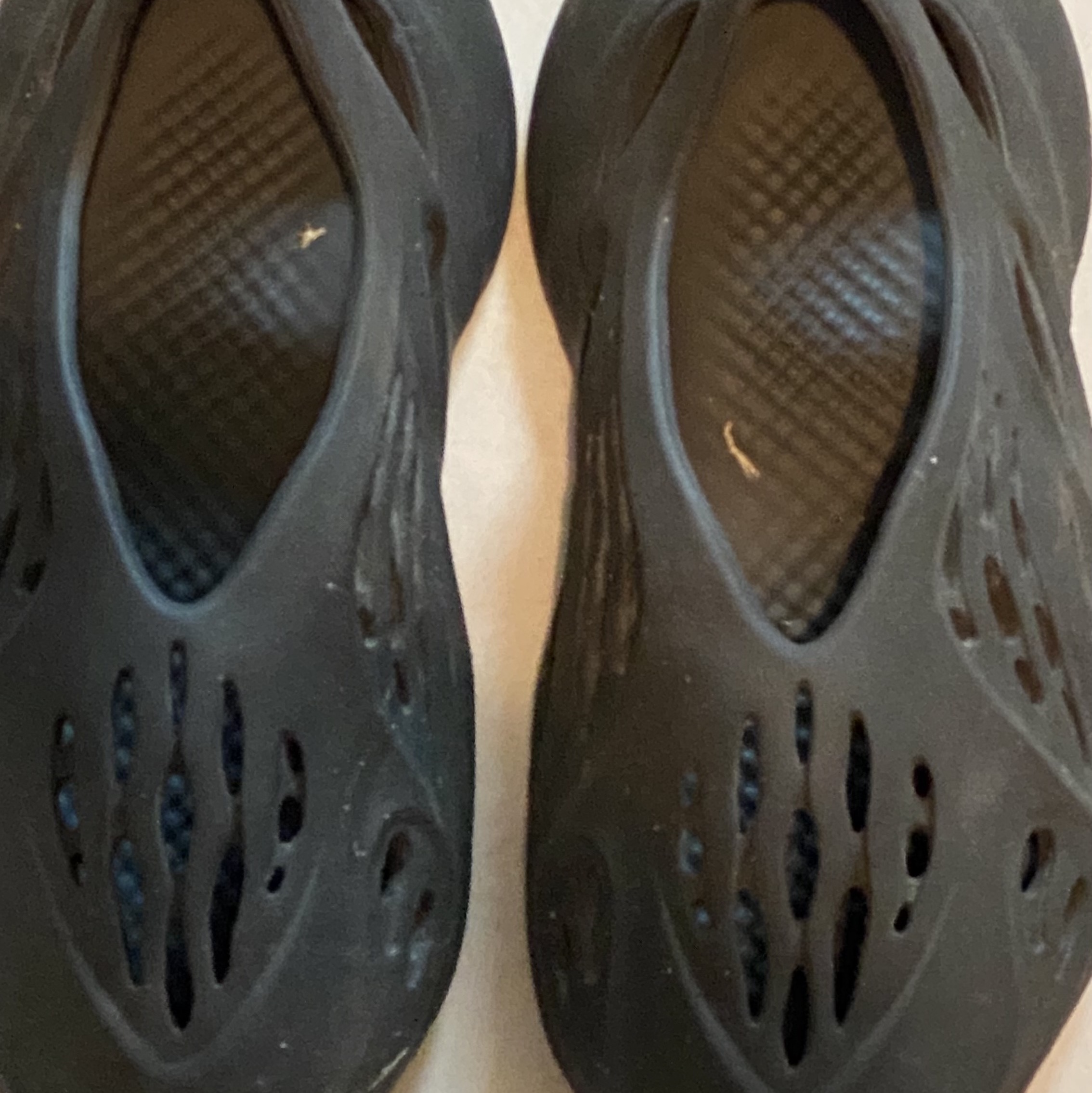 Adidas Yeezy Foam RNNR Onyx 착용 스타일