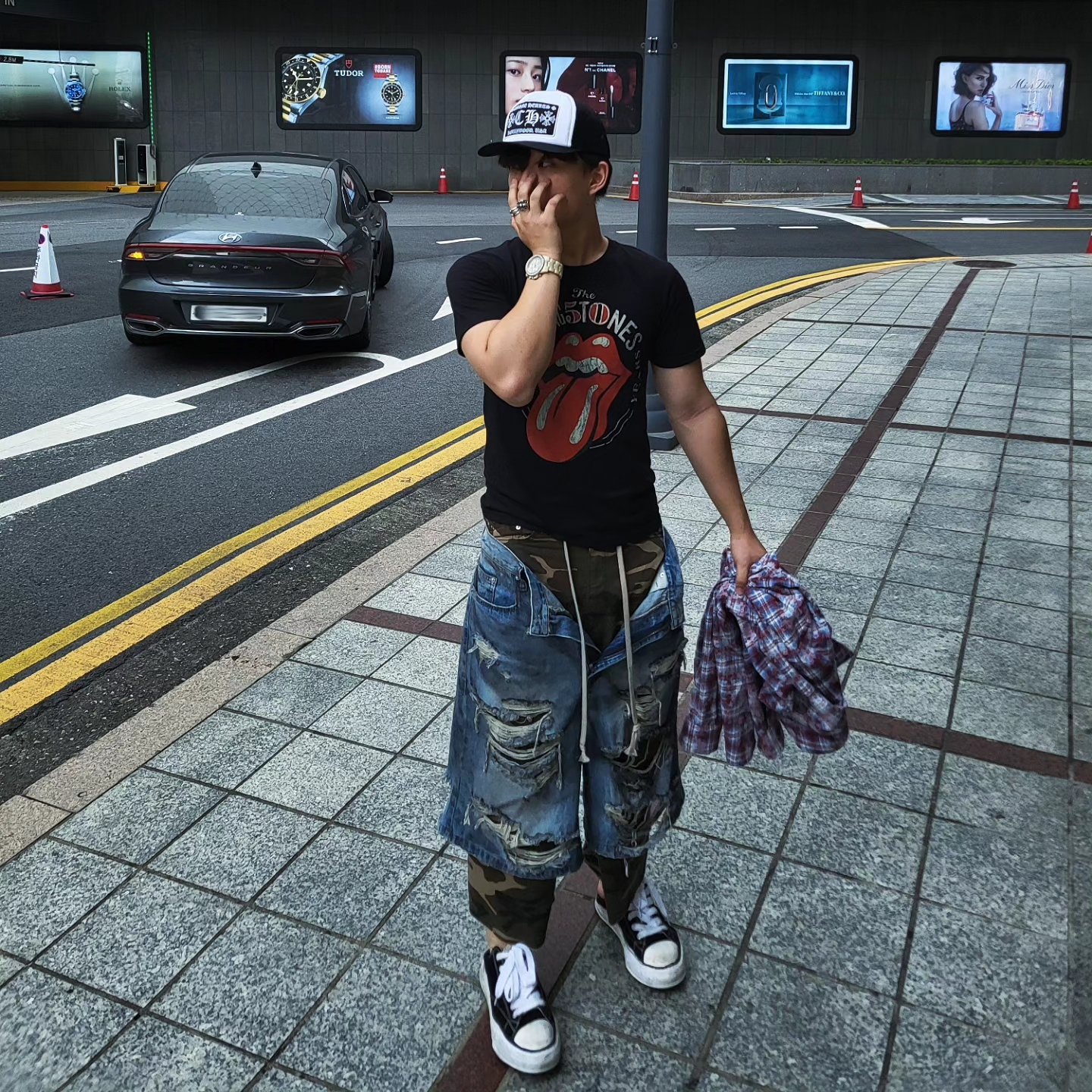 Chrome Hearts CH Hollywood Trucker Hat Black White, Maison Mihara Yasuhiro Peterson OG Sole Canvas Low Sneakers Black 착용 스타일 - 1