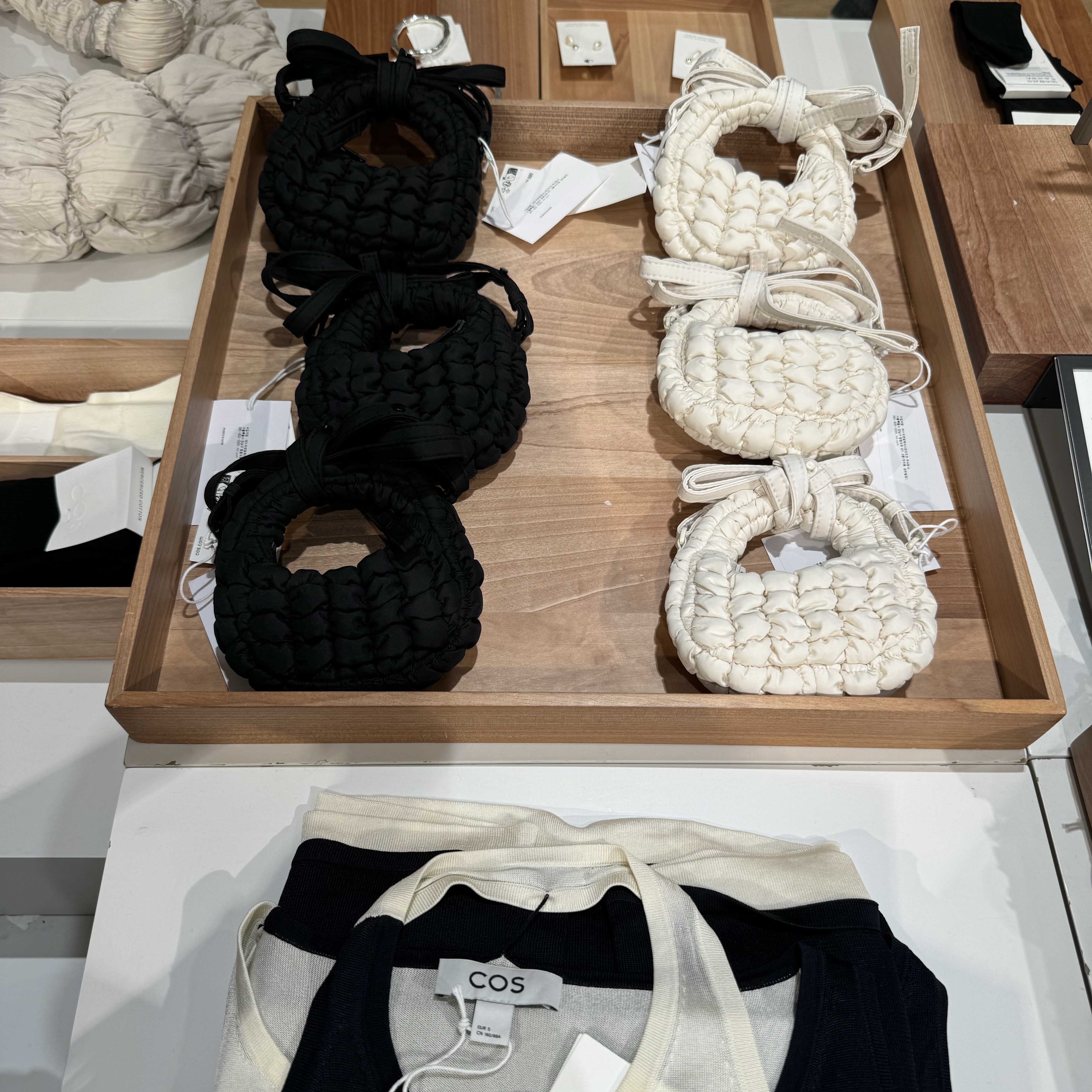 COS Quilted Messenger Bag Black, COS Quilted Micro Bag Off White 착용 스타일 - 2