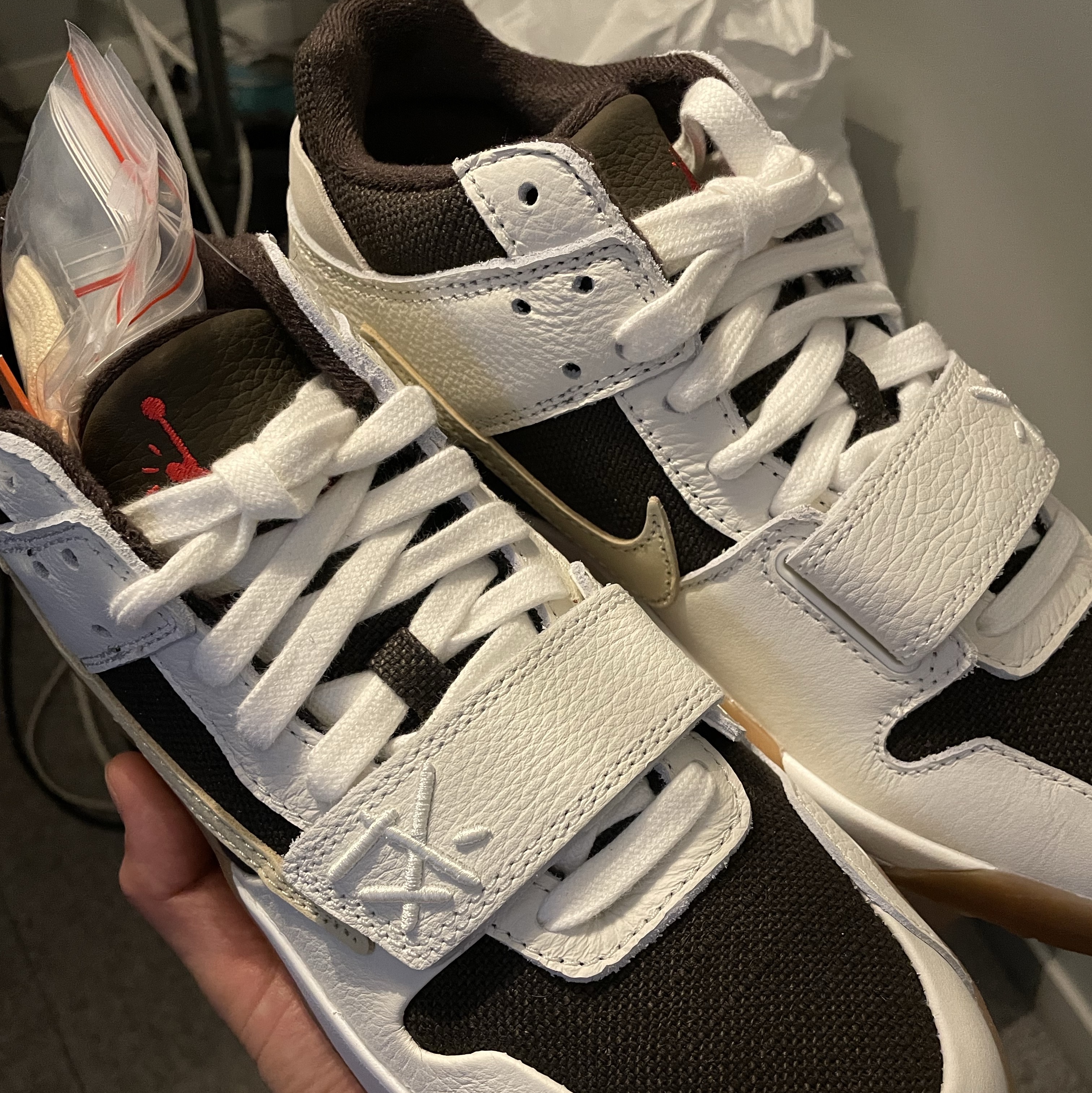Jordan x Travis Scott Jumpman Jack TR Sail and Dark Mocha 착용 스타일 - 3