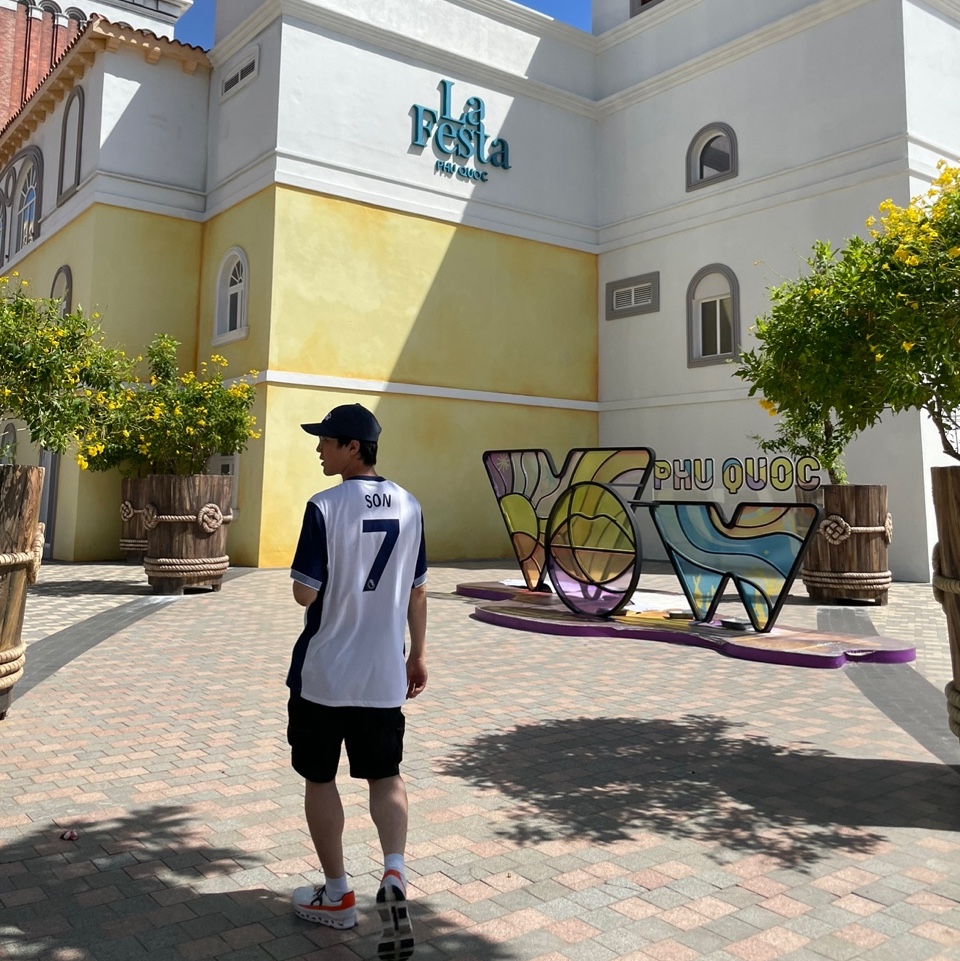 On Running Cloudmonster Undyed White Flame, Emis New Logo Emis Cap Navy 착용 스타일 - 5