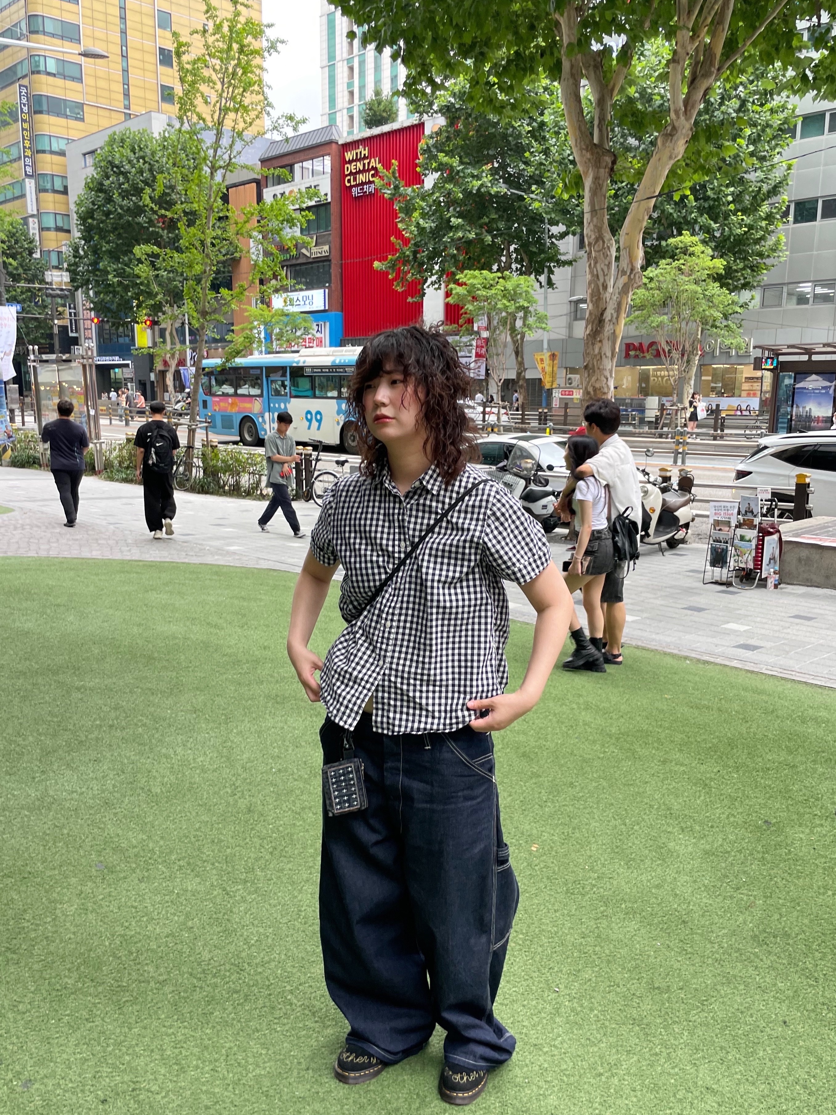 [KREAM 단독] Karactor Patchwork Denim Card Wallet Vintage Blue, Dr. Martens 1461 Desert Oasis Suede Black 착용 스타일 - 1