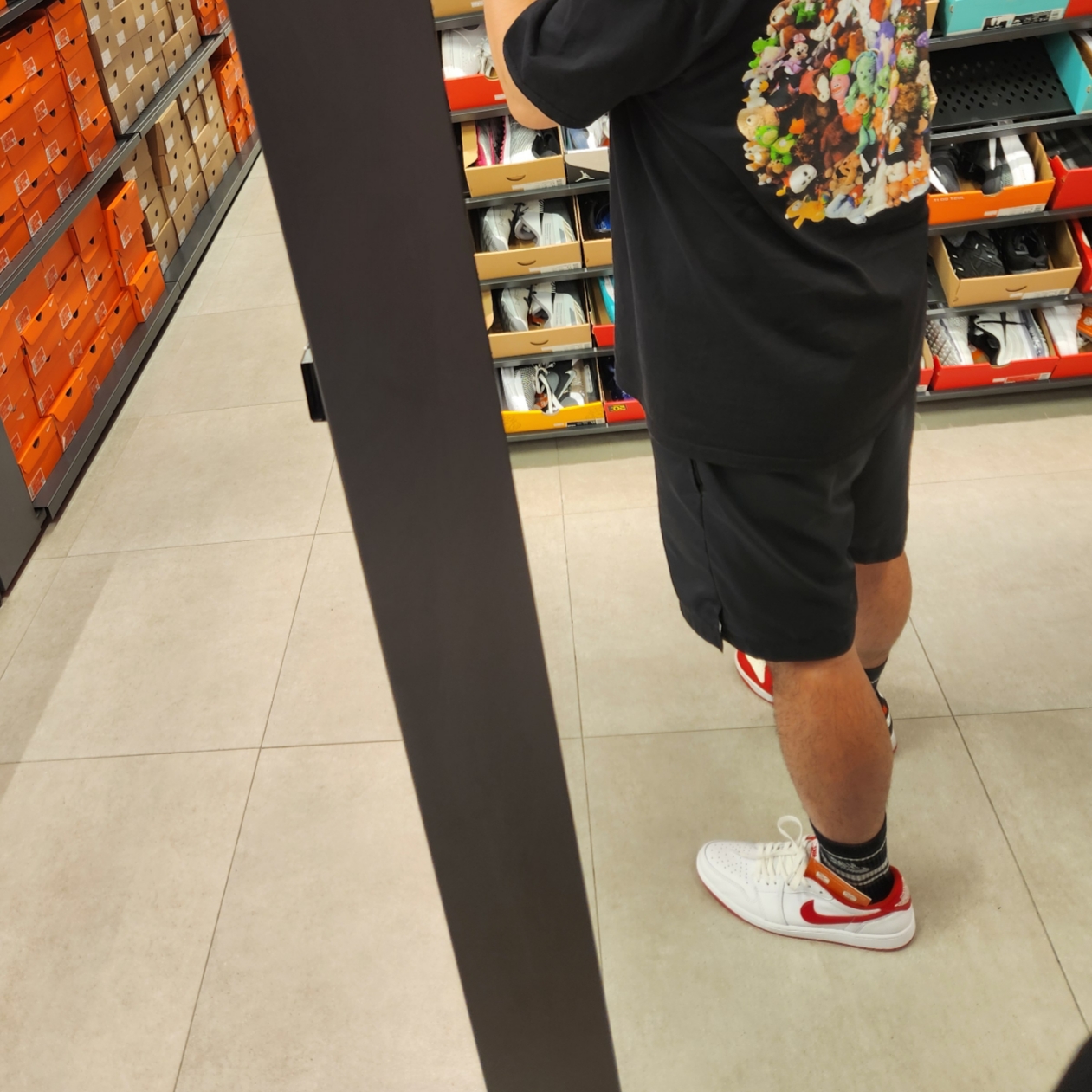Jordan 1 Retro Low OG University Red, Nike x NBA Dunk Low Retro EMB Black and Chile Red 착용 스타일