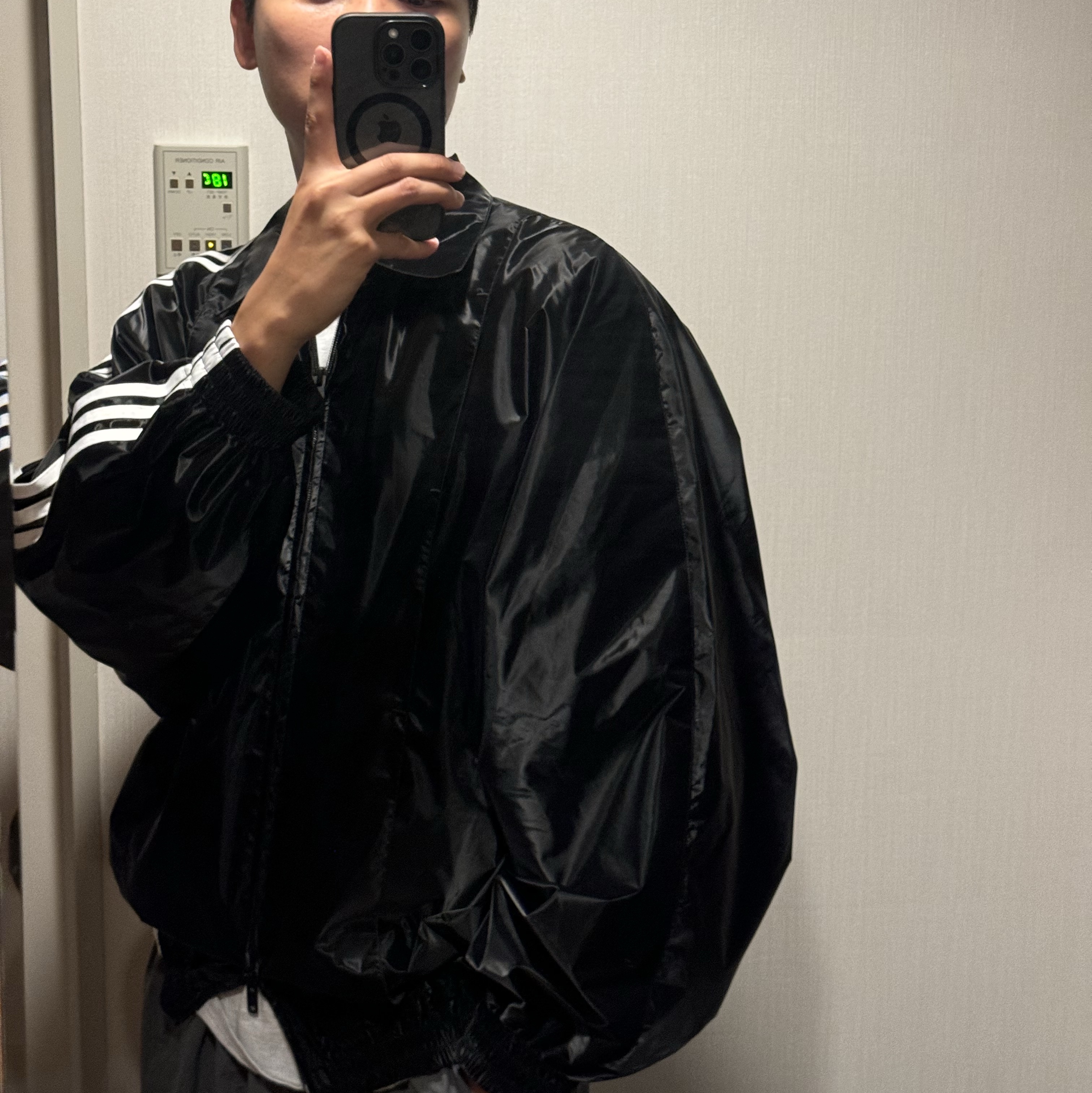 Y-3 Windbreaker Triple Black 착용 스타일 - 3