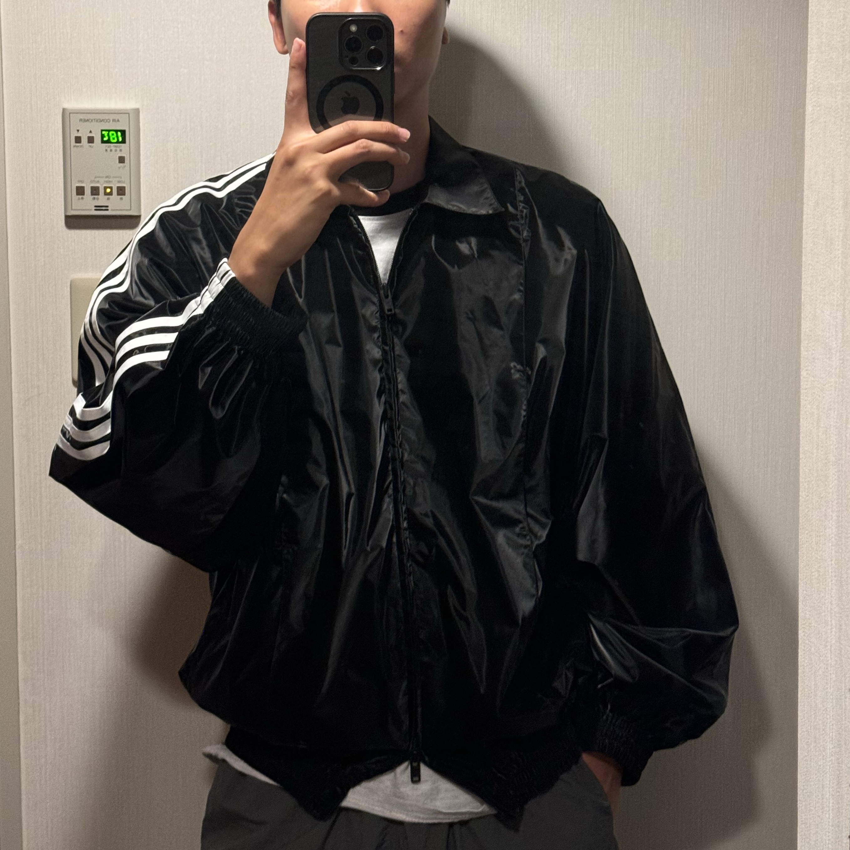 Y-3 Windbreaker Triple Black 착용 스타일 - 4