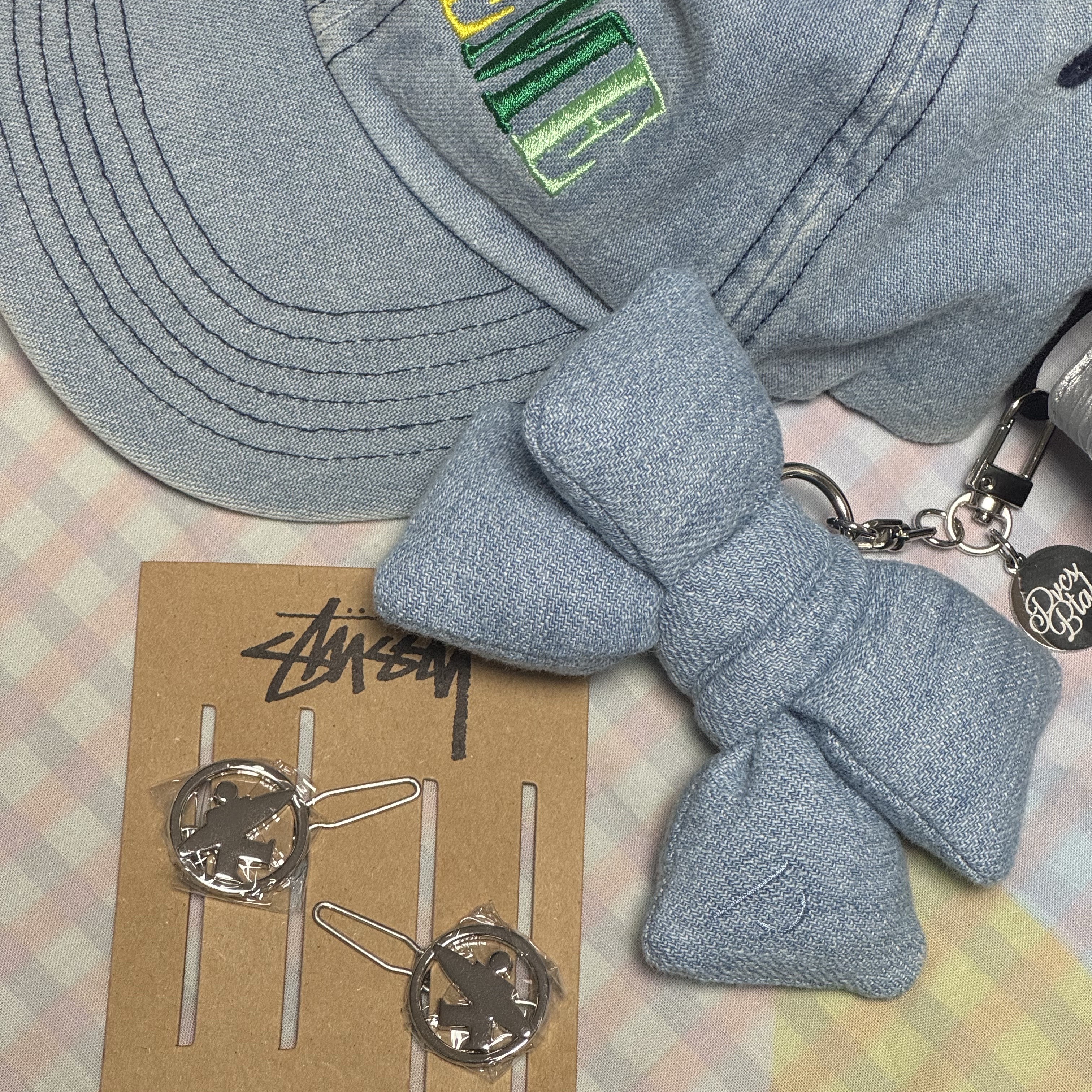 [KREAM 단독] PVCS x Bloomingtale Ribbon Denim Keyring Light blue Denim, Supreme Multi-Color Logo 6-Panel Light Denim - 20FW 착용 스타일