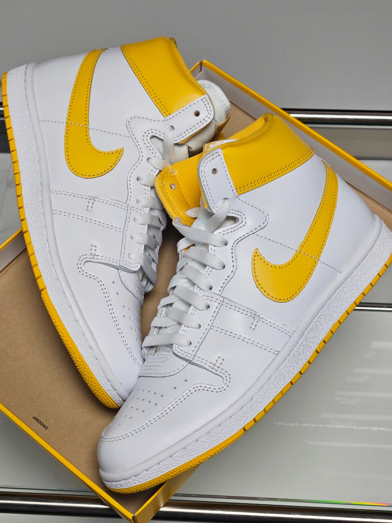 Jordan Air Ship SP White University Gold 착용 스타일 - 1