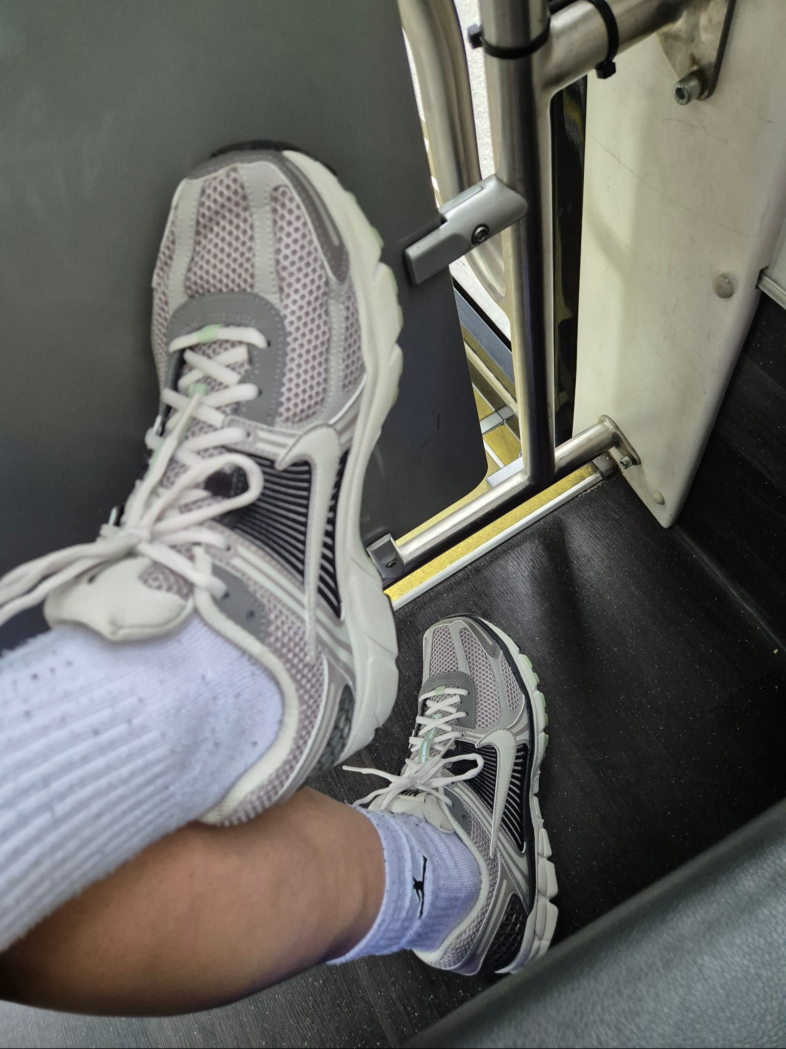 (W) Nike Zoom Vomero 5 Cobblestone and Flat Pewter 착용 스타일 - 2