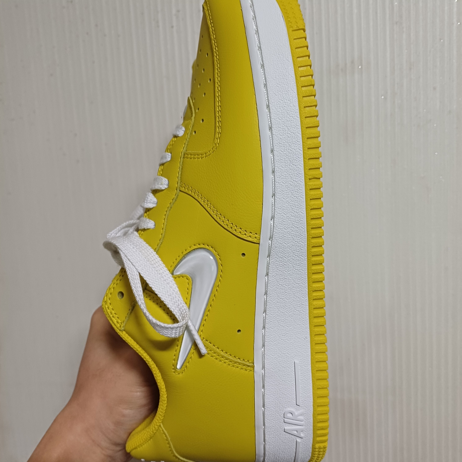 Nike Air Force 1 Low Retro Color of The Month Speed Yellow 착용 스타일 - 2