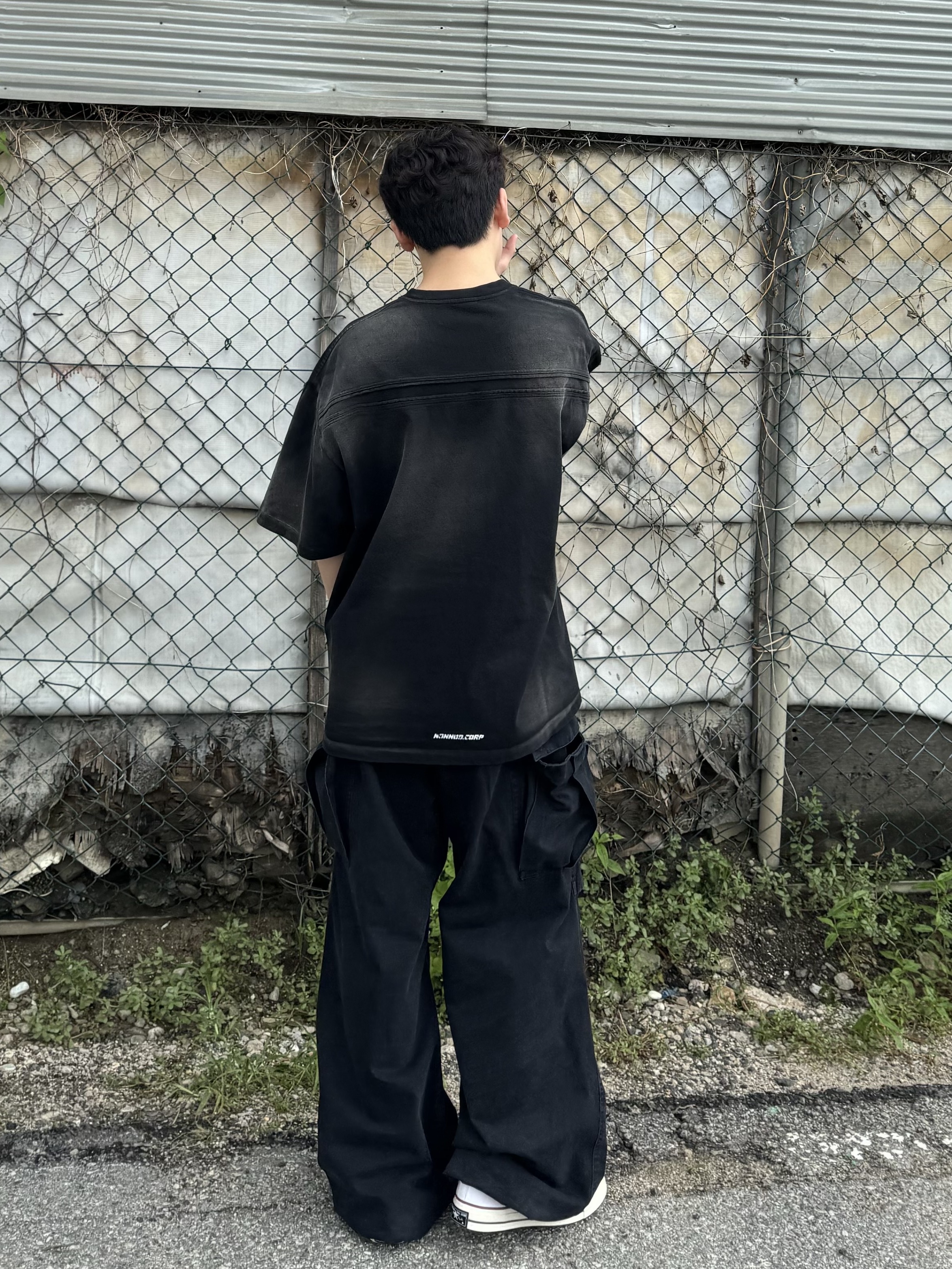 Nonnod Back Detail T-shirt Washed Black, Converse Chuck 70 Ox White - Standard 착용 스타일 - 1
