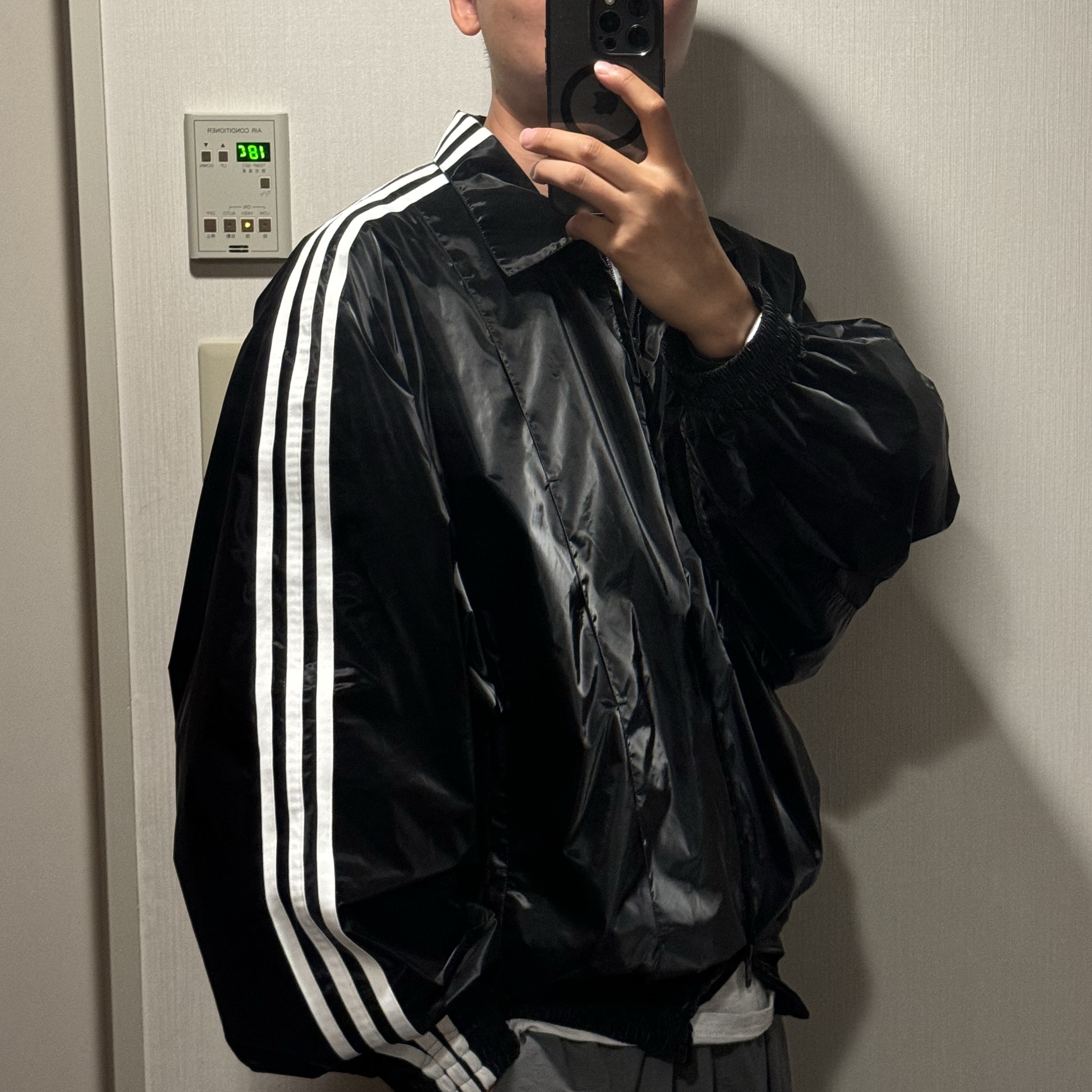 Y-3 Windbreaker Triple Black 착용 스타일 - 2