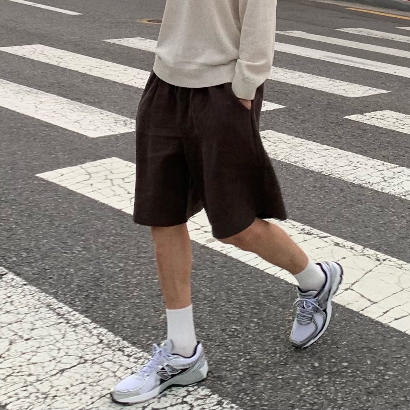 New Balance 860v2 White Black 착용 스타일 - 5