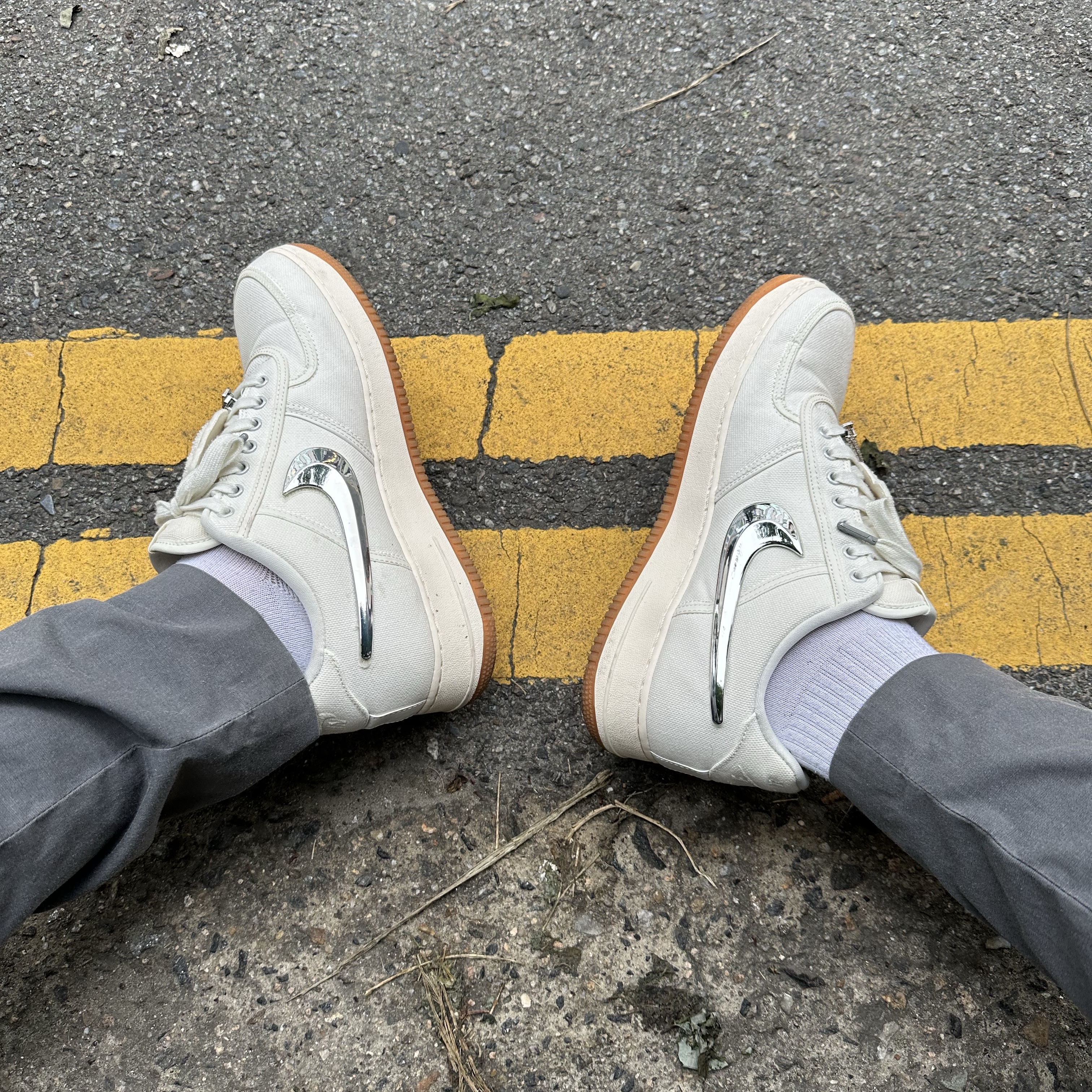 Nike x Travis Scott Air Force 1 Low Sail 착용 스타일 - 2