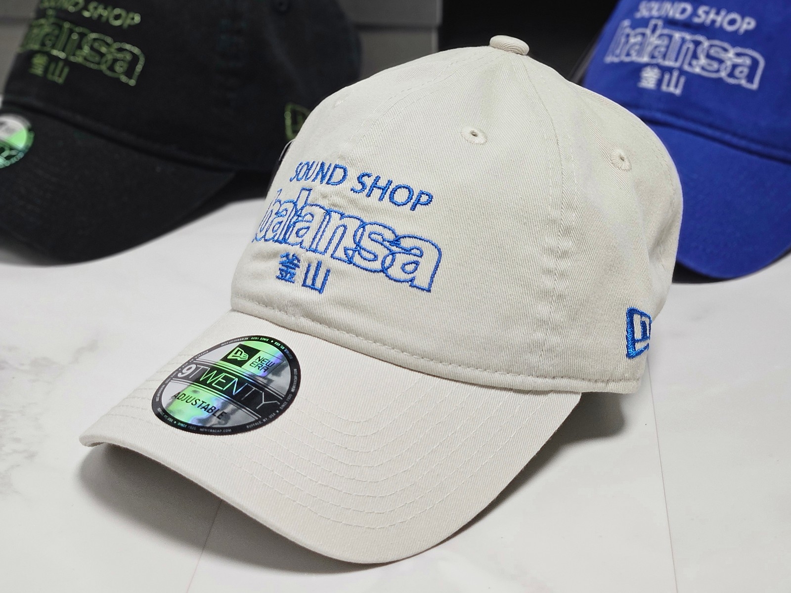 New Era x Balansa Unstructured Ball Cap Black Green, New Era x Balansa Unstructured Ball Cap White 착용 스타일 - 4
