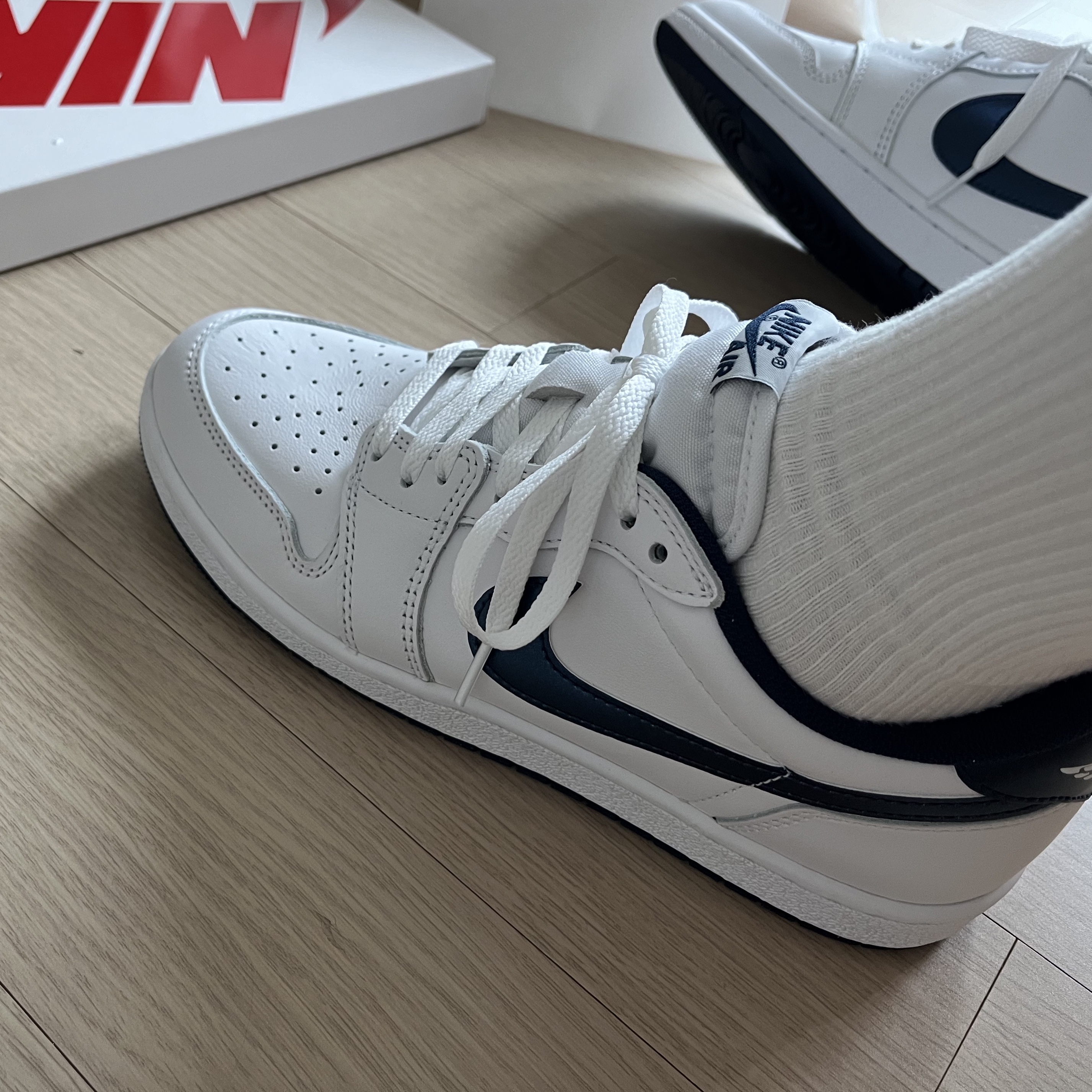 Jordan 1 Low 85 Summit White Navy 착용 스타일 - 2