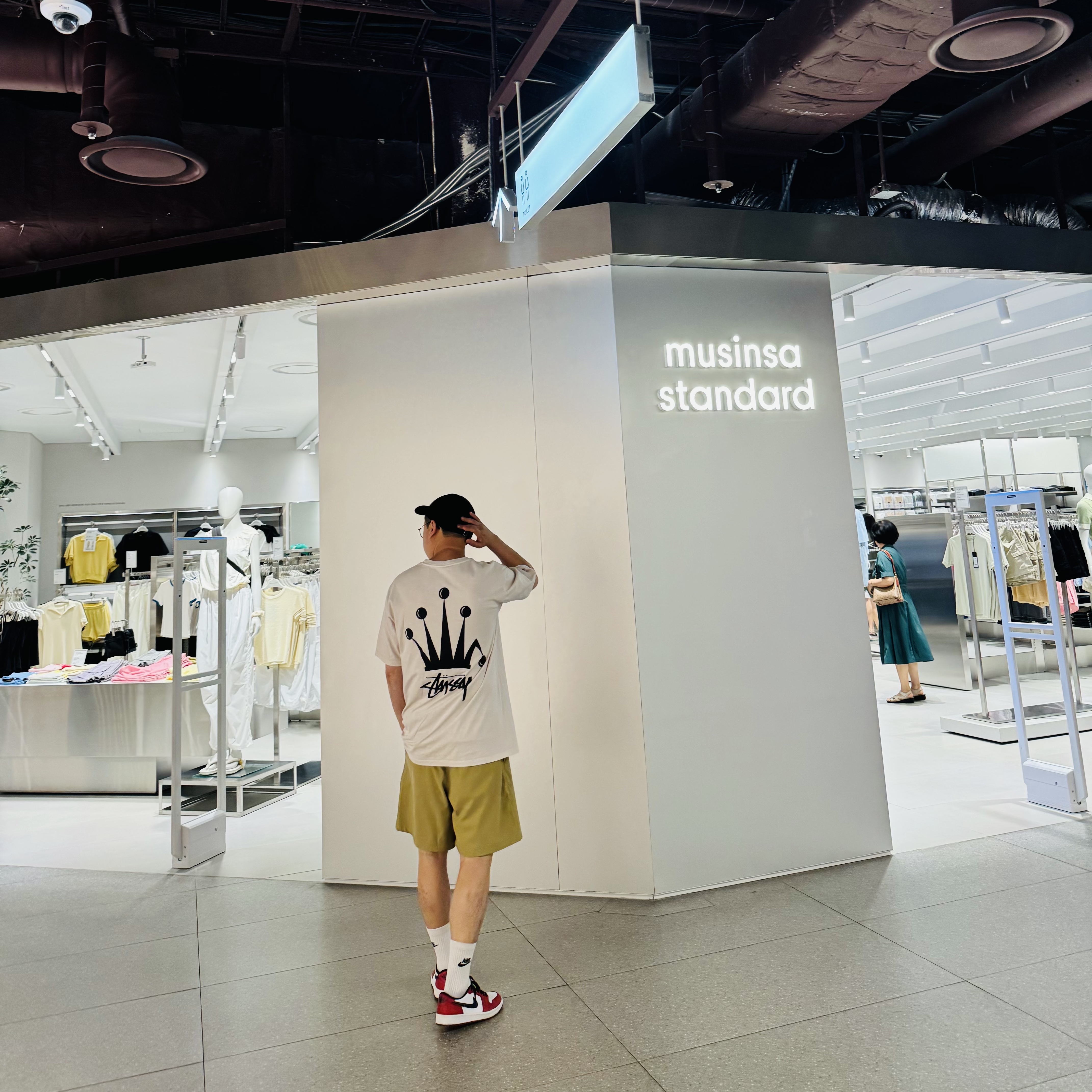 Stussy Basic Stock Low Pro Cap Black, Stussy Regal Crown Pigment Dyed T-Shirt Natural 착용 스타일 - 5