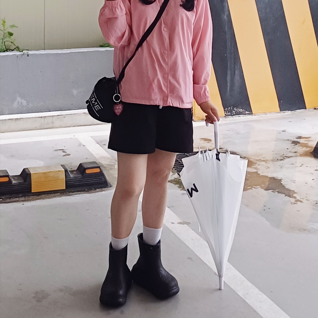 Crocs Classic Crush Boot Black 착용 스타일 - 1