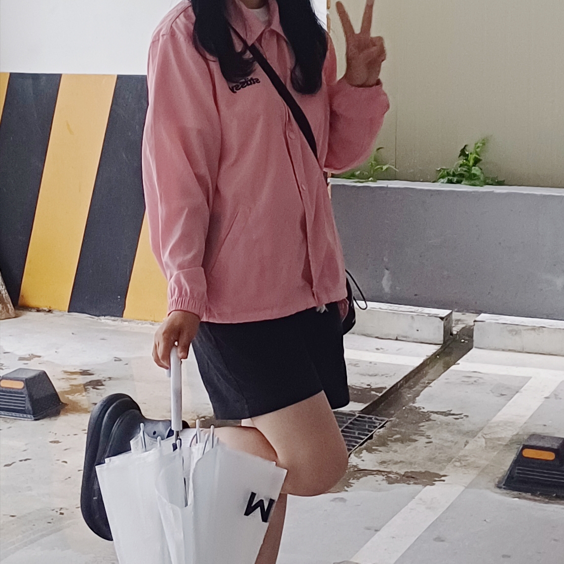 Crocs Classic Crush Boot Black 착용 스타일 - 2