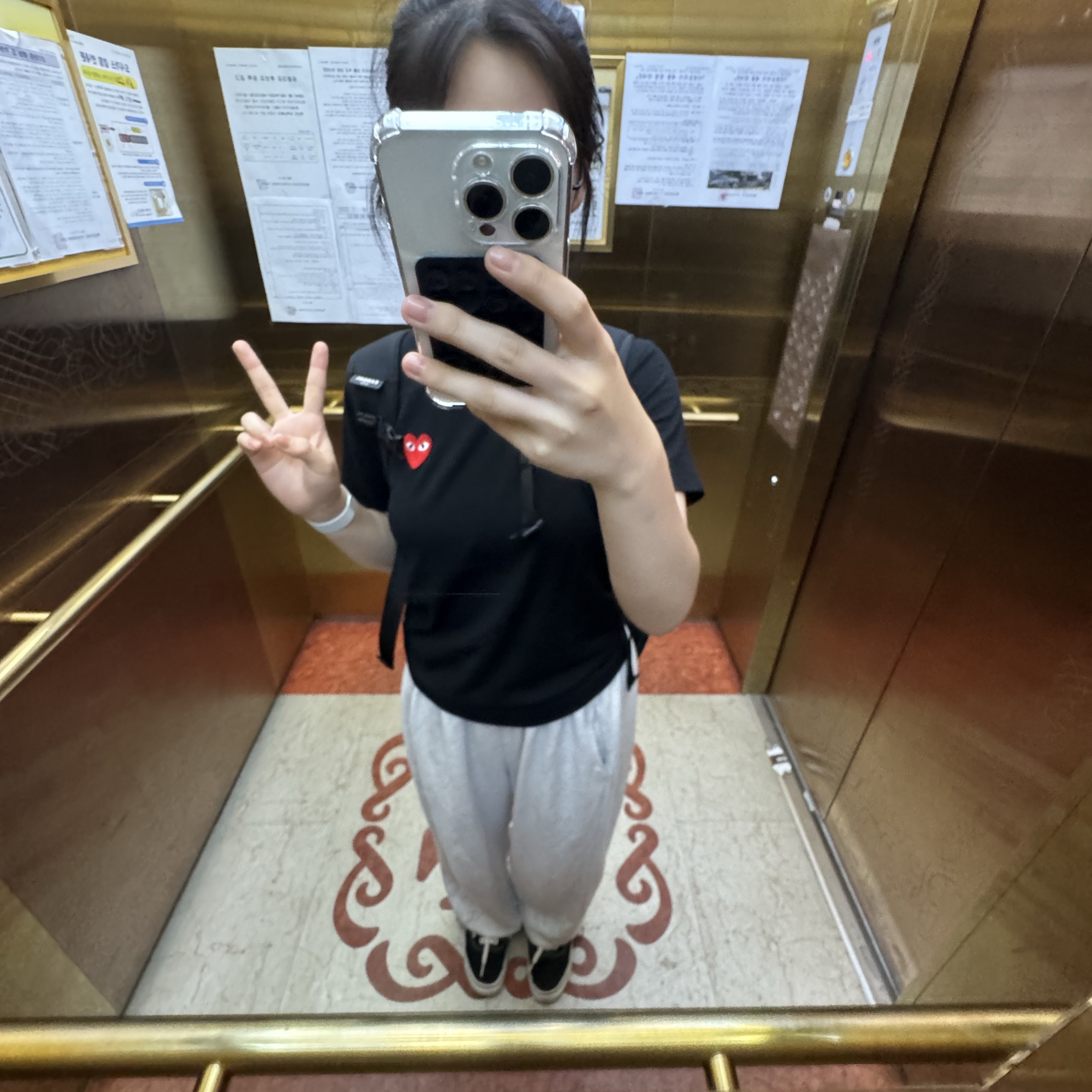 (W) Play Comme des Garcons Red Heart T-Shirt Black 착용 스타일