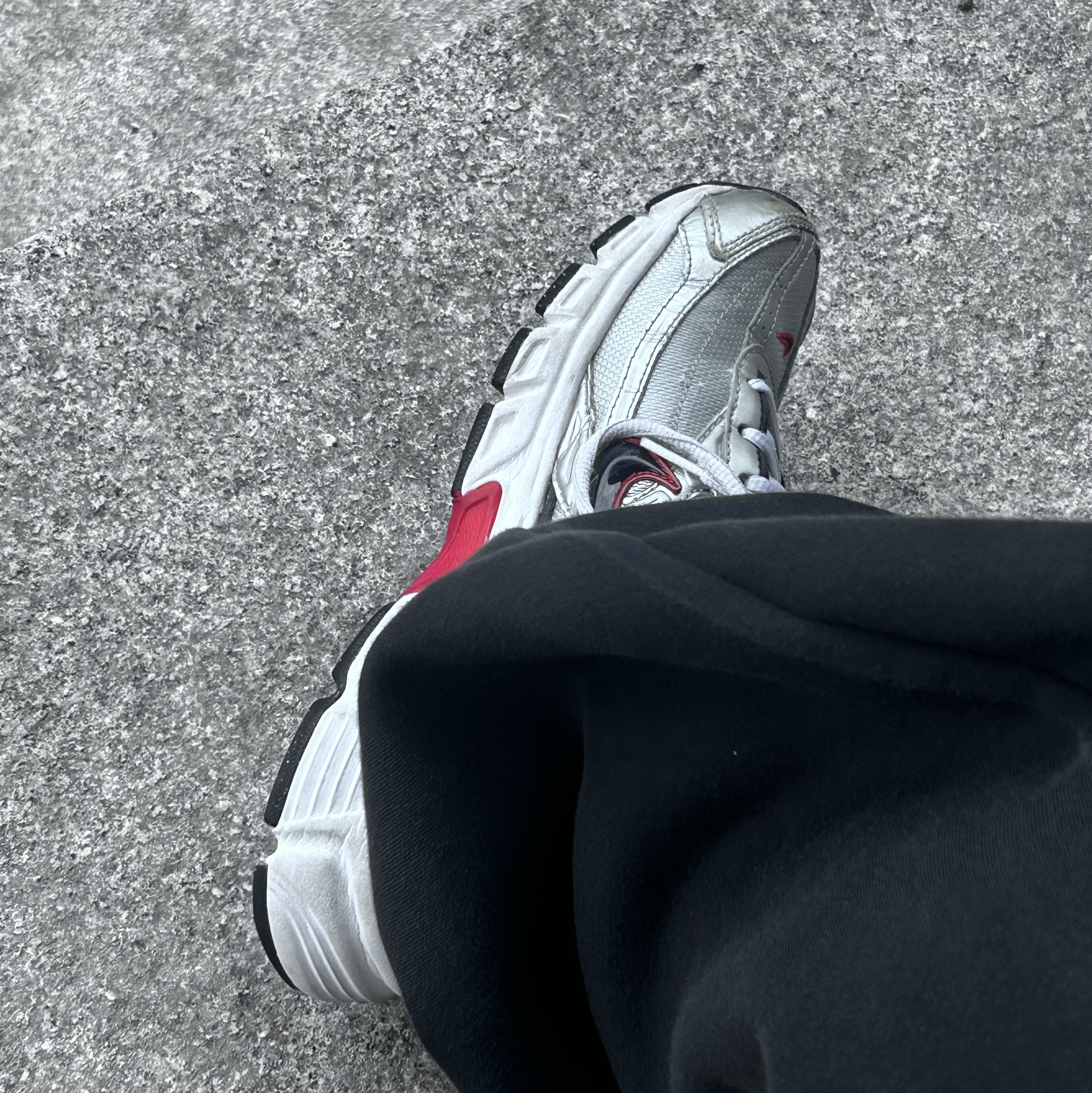 Nike Initiator Metallic Silver Black 착용 스타일