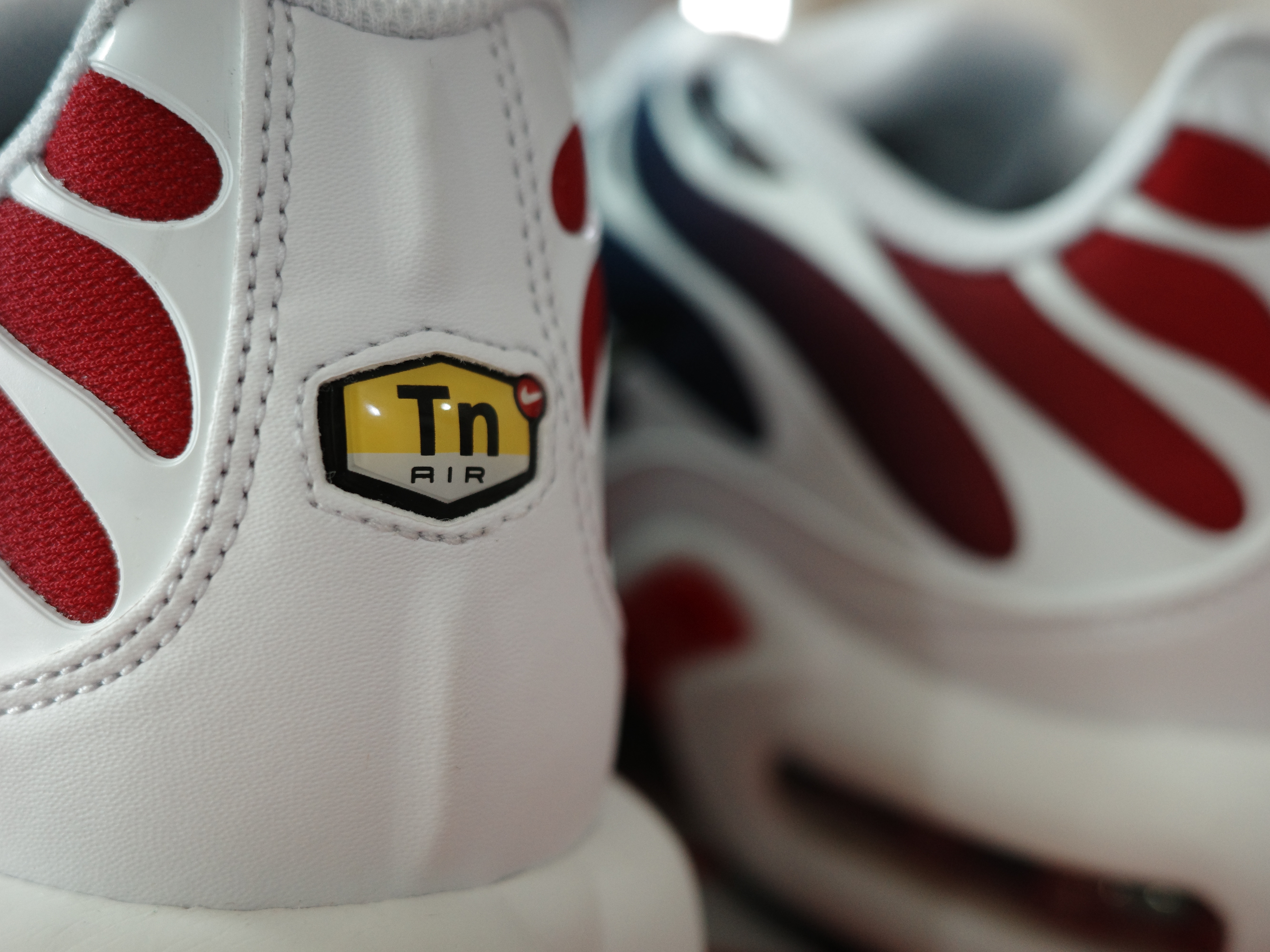 Nike x Paris Saint-Germain Air Max Plus White Metallic Gold 착용 스타일 - 5
