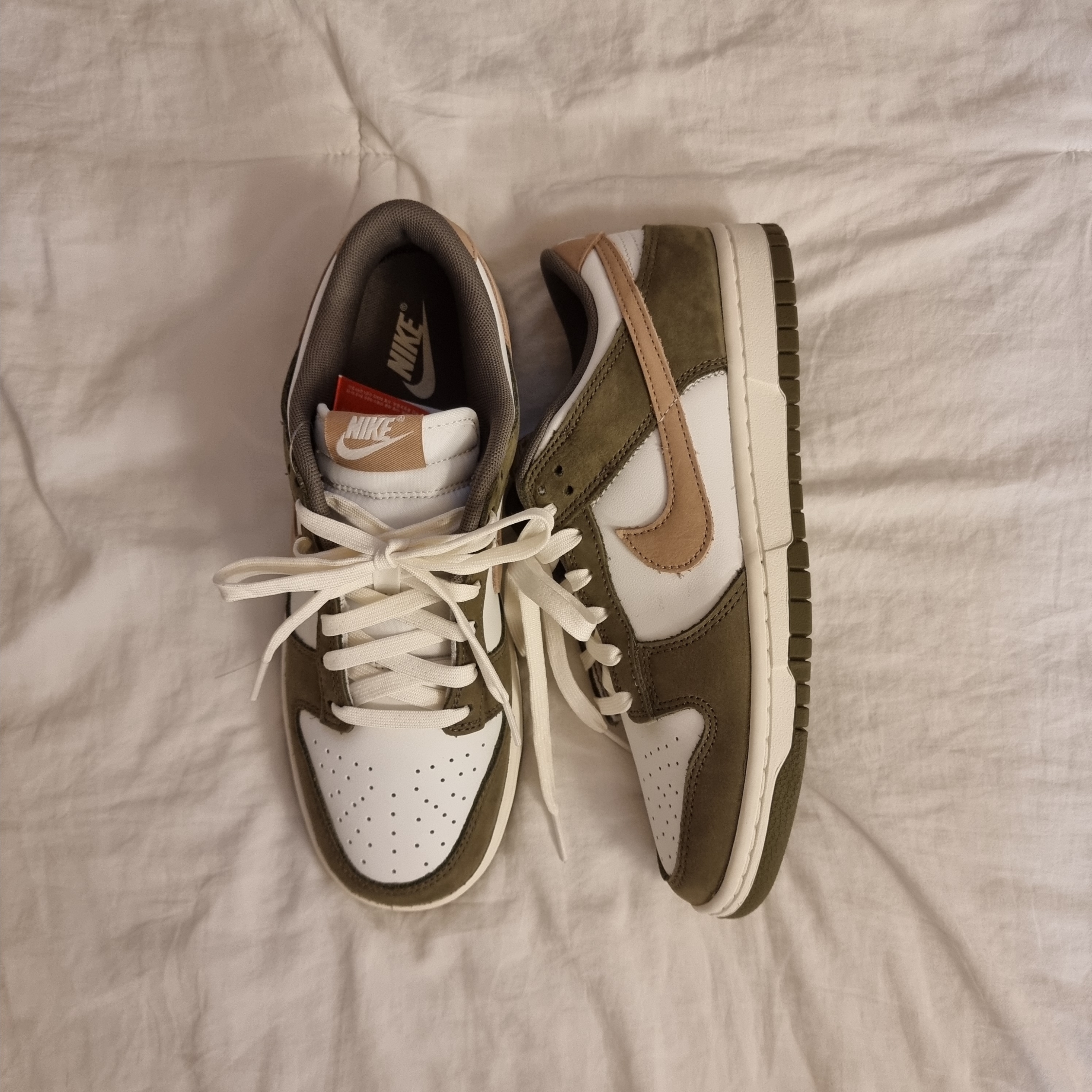 Nike Dunk Low Retro Premium Medium Olive and Summit White 착용 스타일 - 3