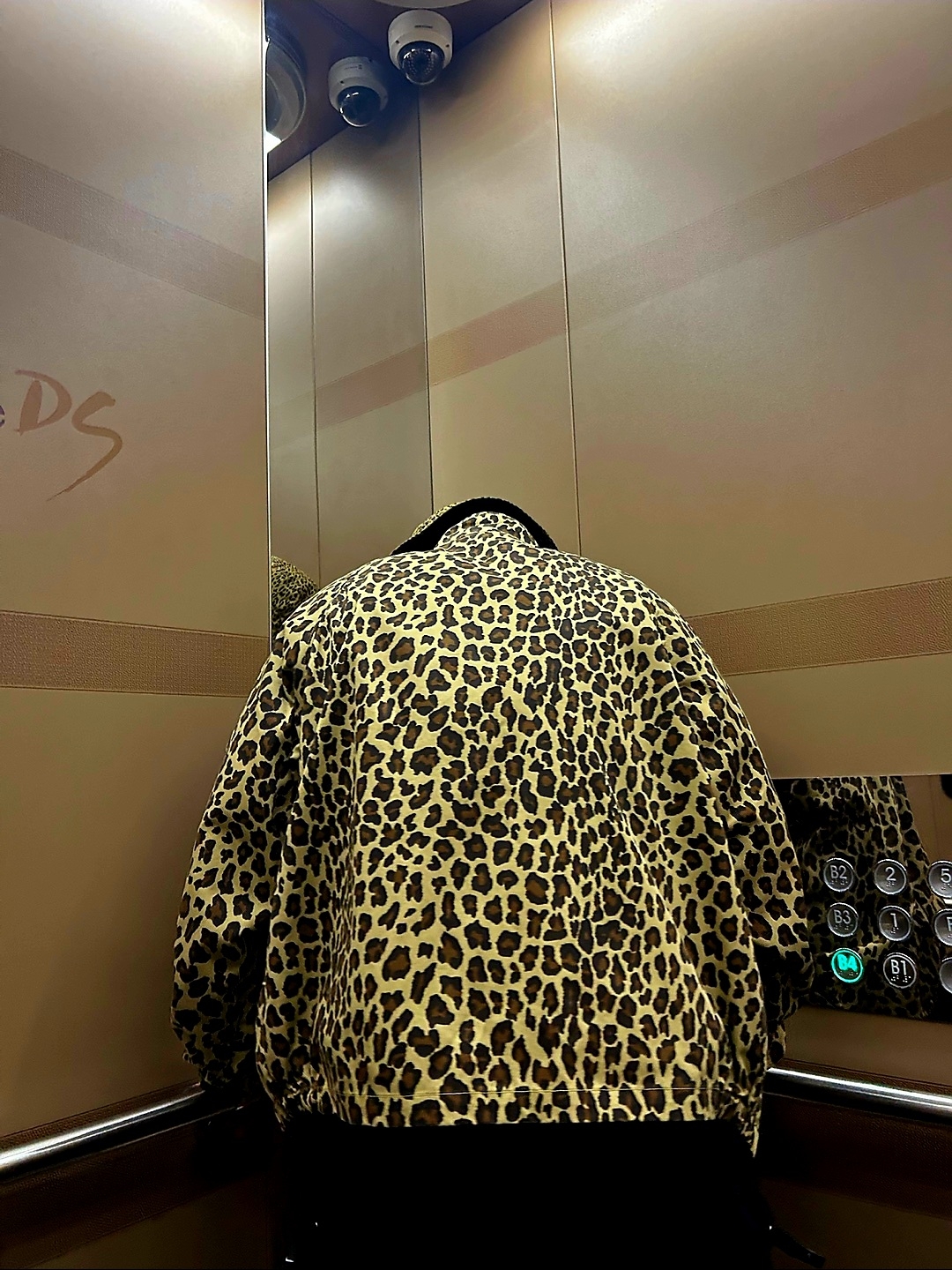 Supreme x Toy Machine Harrington Jacket Leopard - 24SS, Supreme Small Box T-Shirt Black - 24SS 착용 스타일 - 2