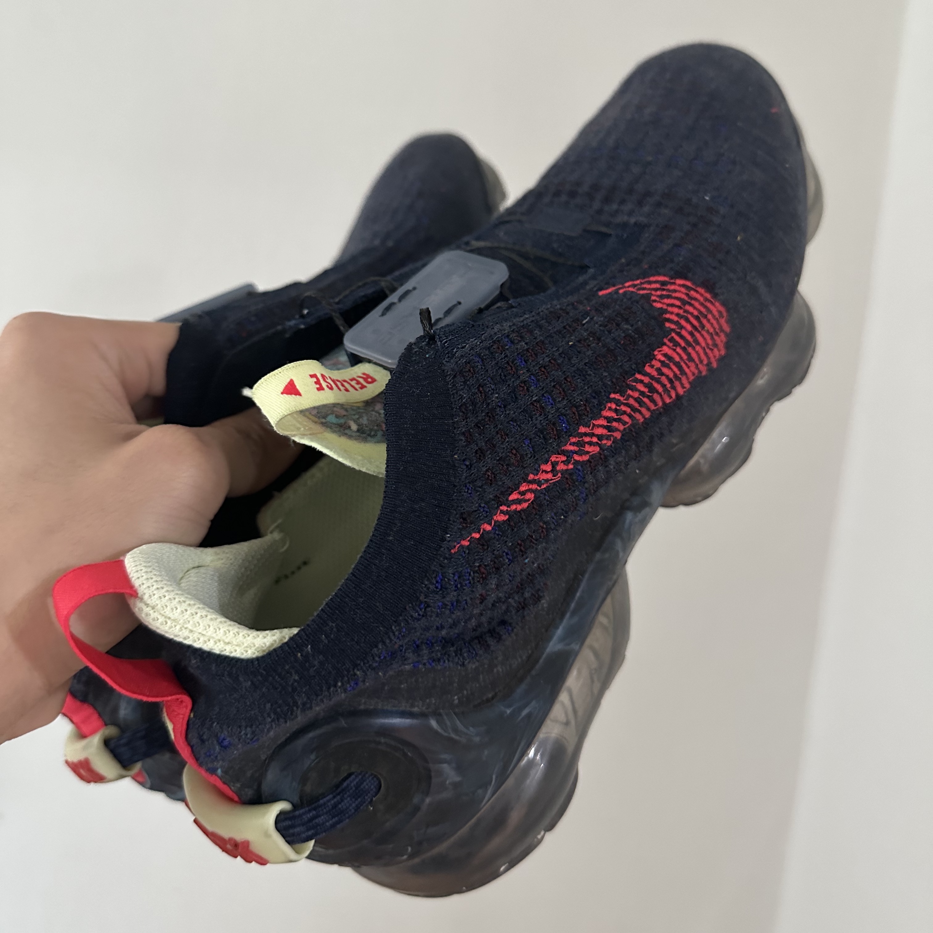 Nike Air VaporMax 2020 Flyknit Obsidian Siren Red 착용 스타일