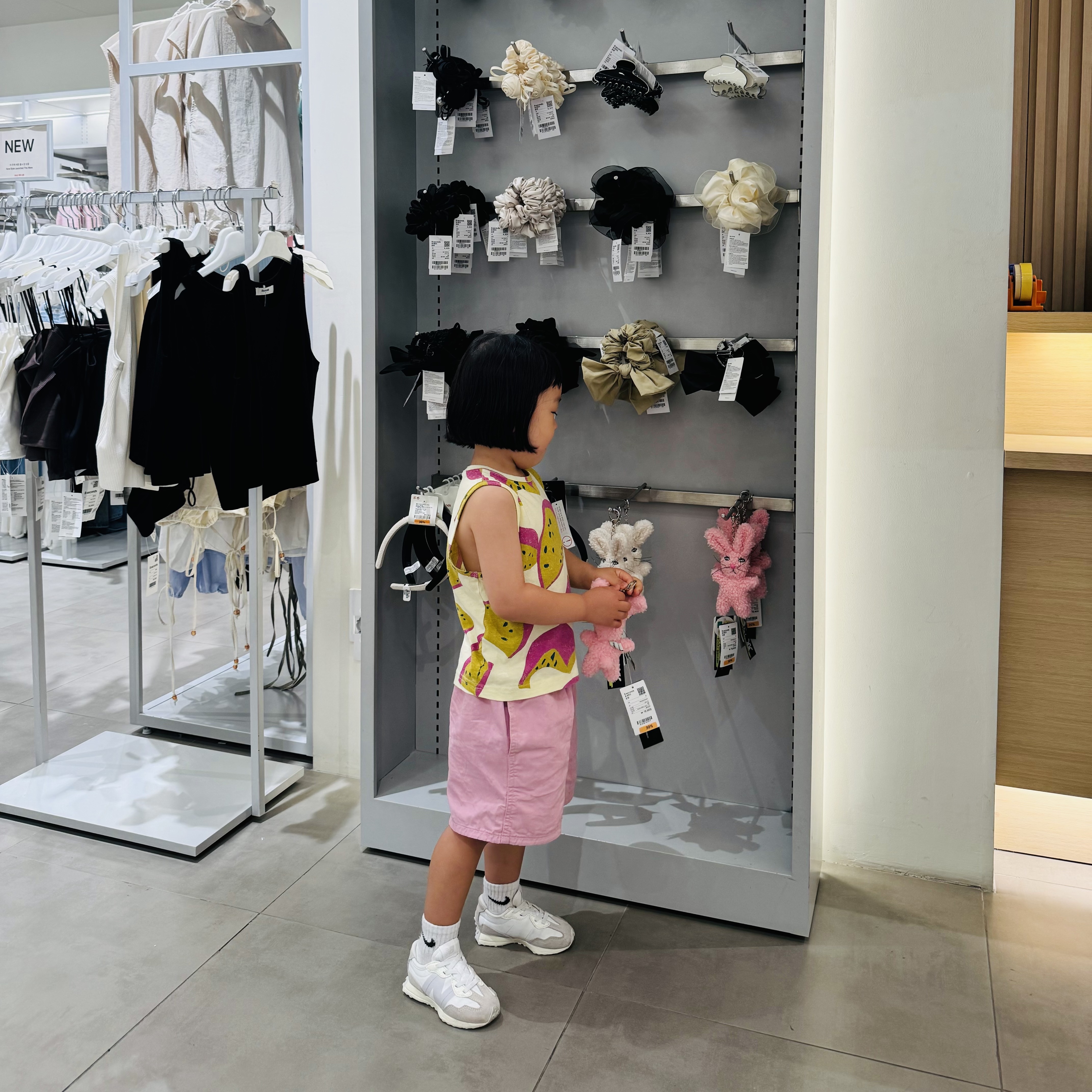 (Kids) Patagonia Funhoggers Cotton Shorts Sunfade Pink, (Kids) Nike Everyday Cushion Ankle Socks White (3 Pack/Korean Ver.) 착용 스타일 - 4