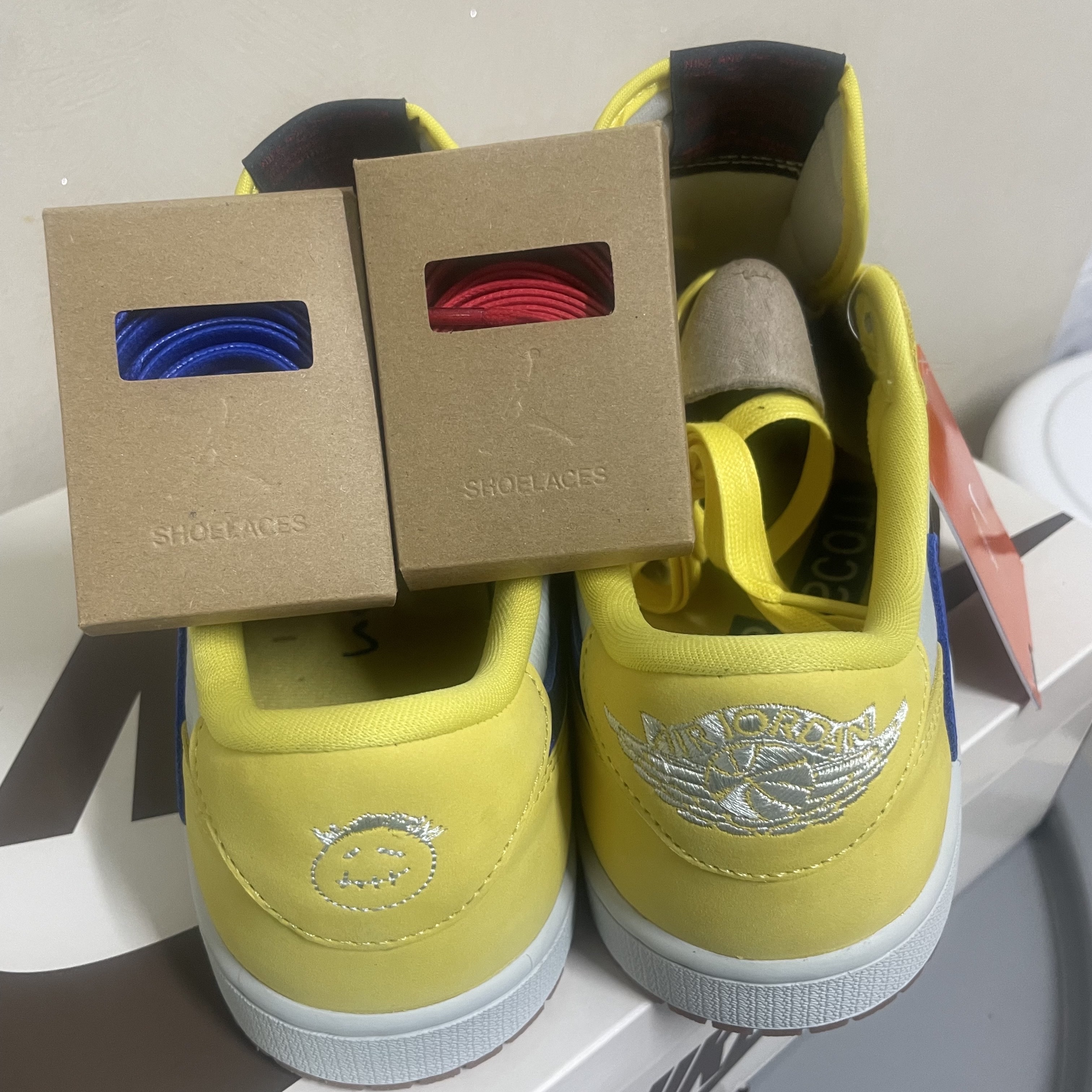 (W) Jordan 1 x Travis Scott Retro Low OG SP Canary 착용 스타일 - 2