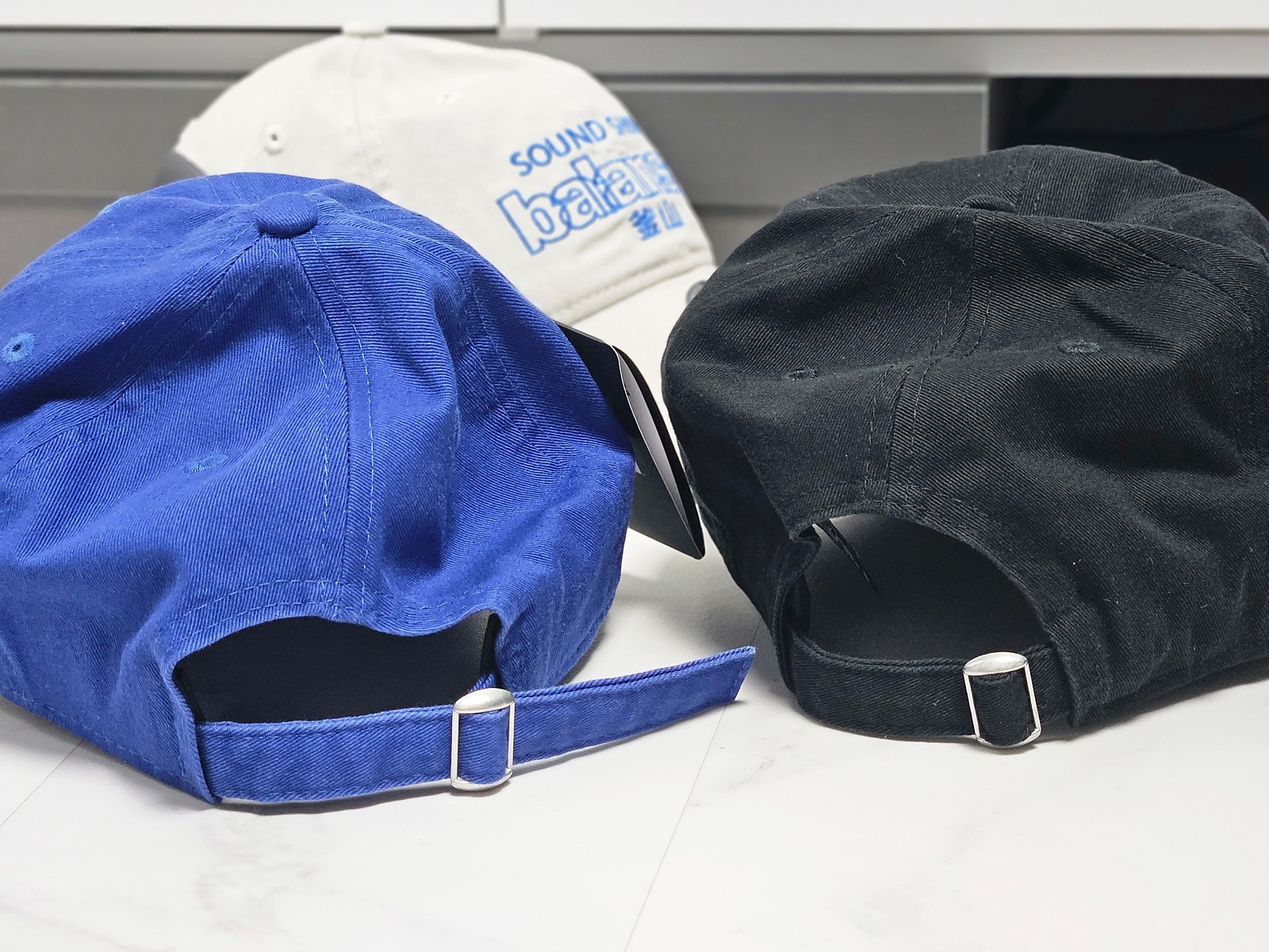 New Era x Balansa Unstructured Ball Cap Black Green, New Era x Balansa Unstructured Ball Cap White 착용 스타일 - 2