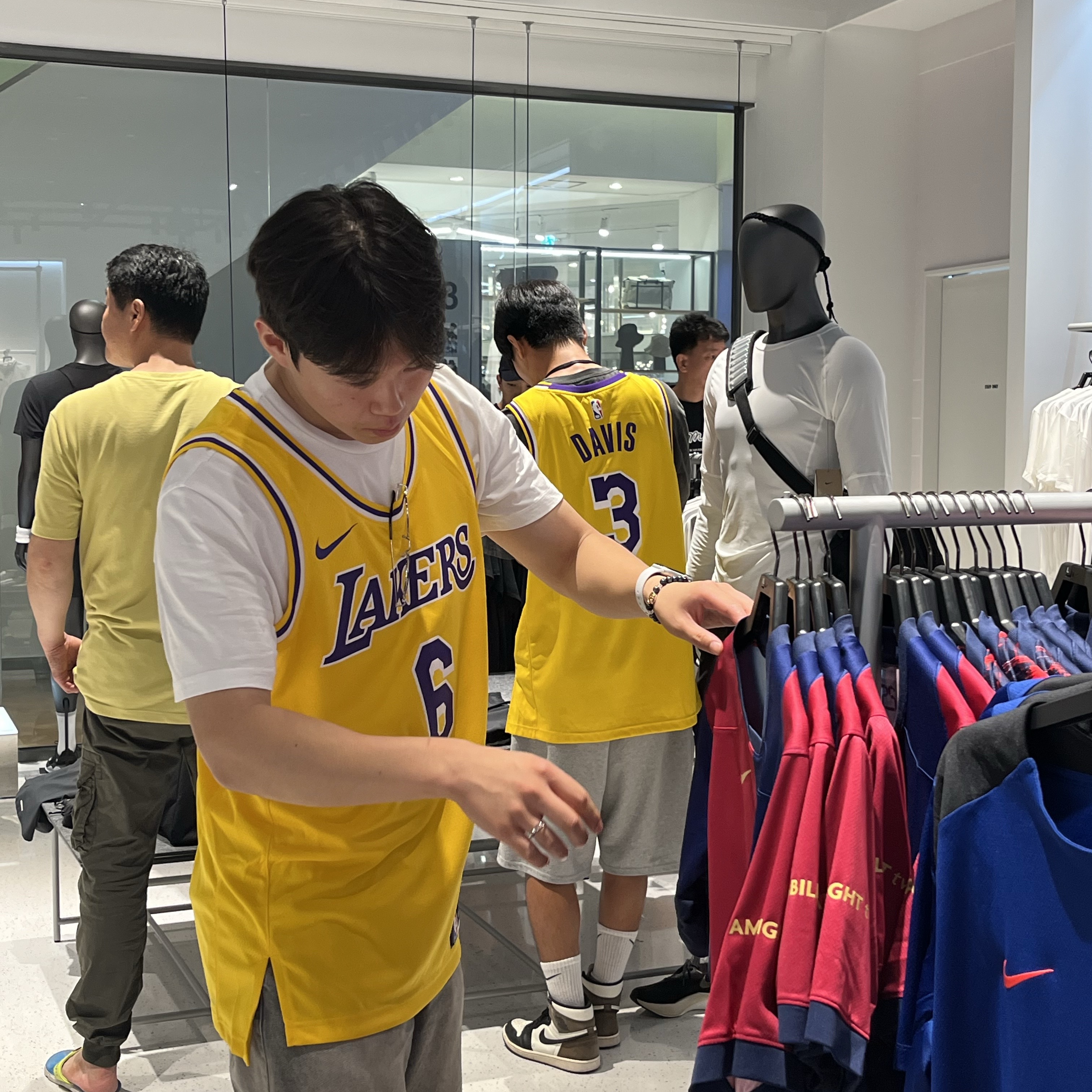 Nike LeBron James LA Lakers Icon Edition Jersey Amarillo 착용 스타일 - 4