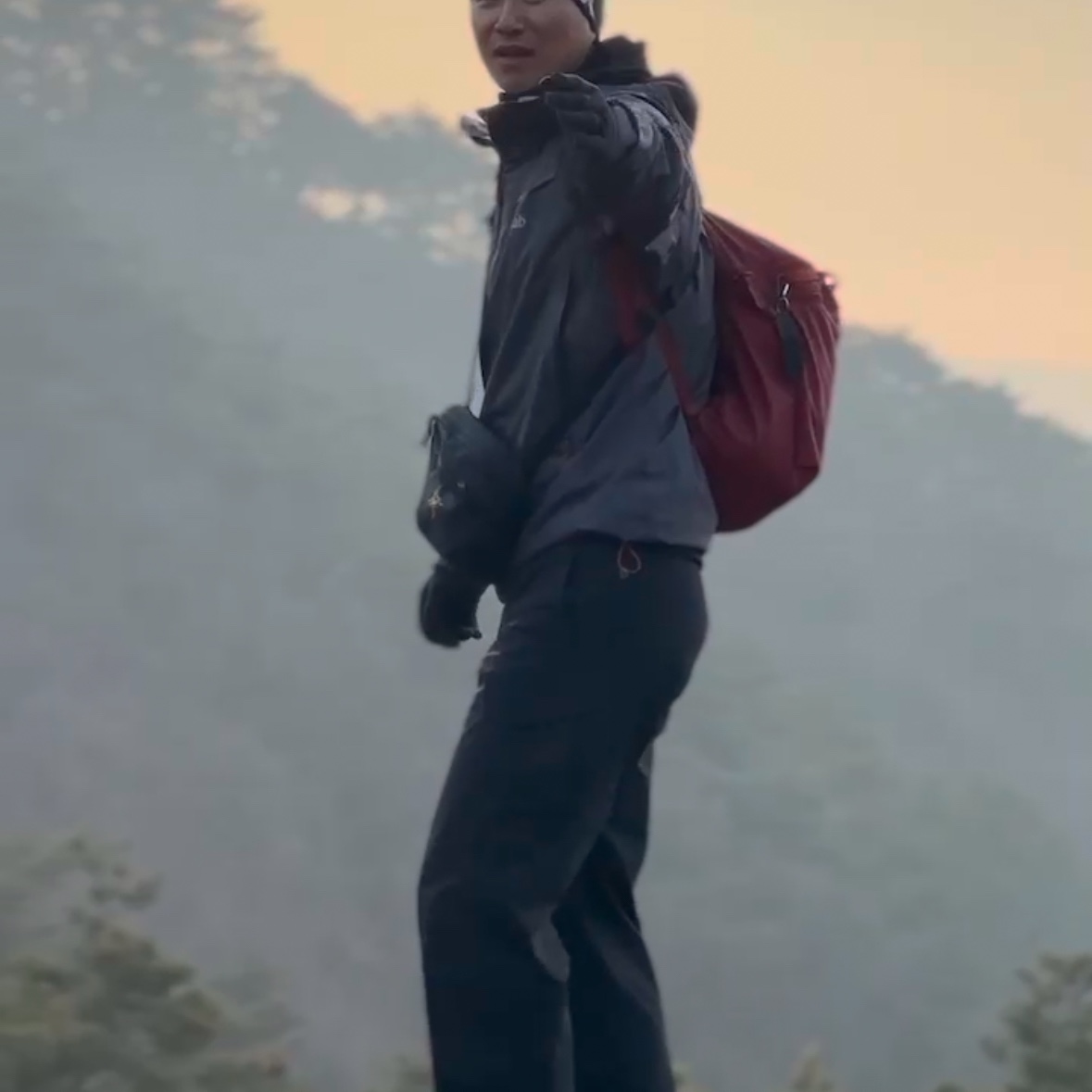 Arc'teryx Heliad 15 Backpack Bordeaux, Arc'teryx Gamma Pants Black 착용 스타일