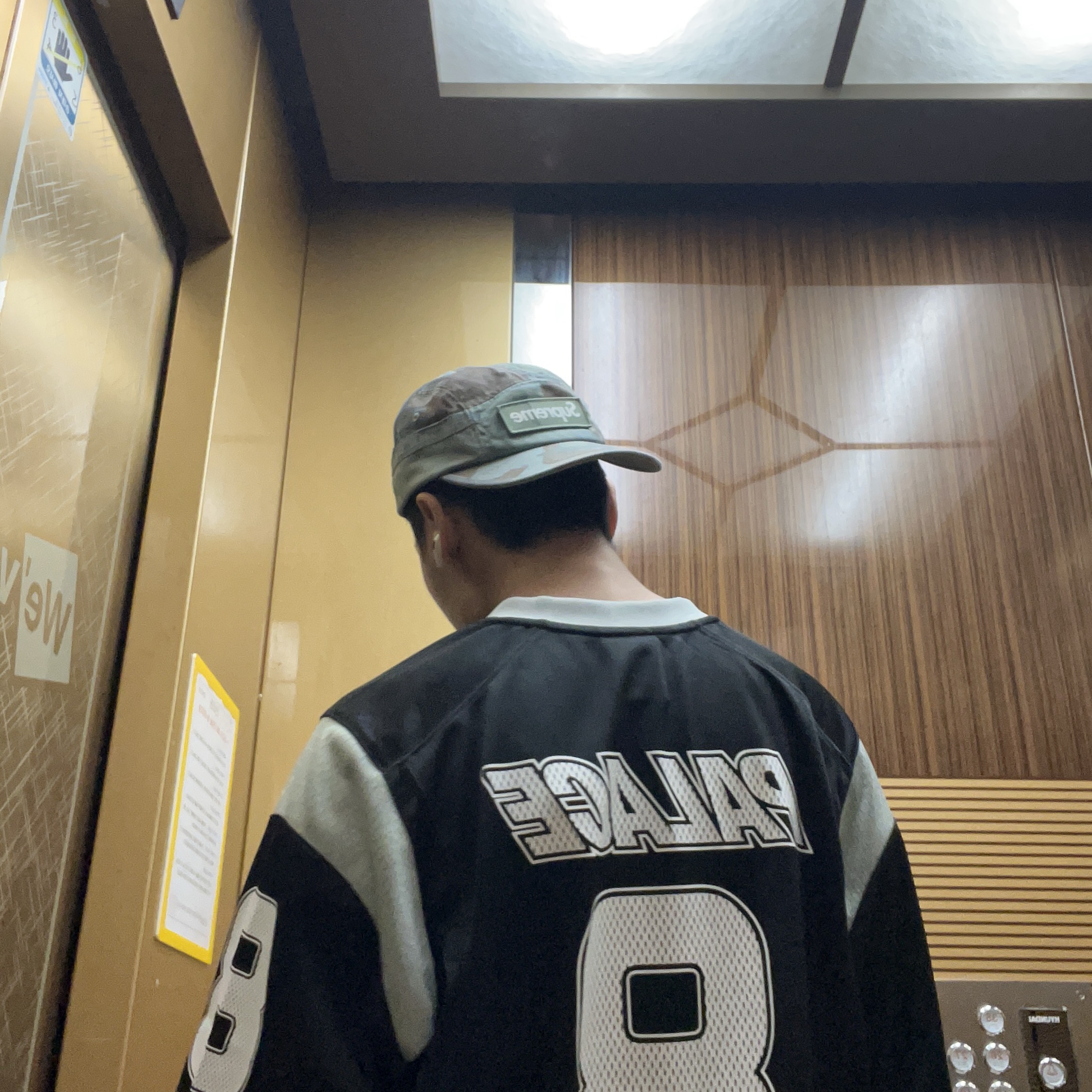 Supreme Mesh Pocket Camp Cap Slate Camo - 23FW, Palace Mesh Team Jersey Black - 24SS 착용 스타일