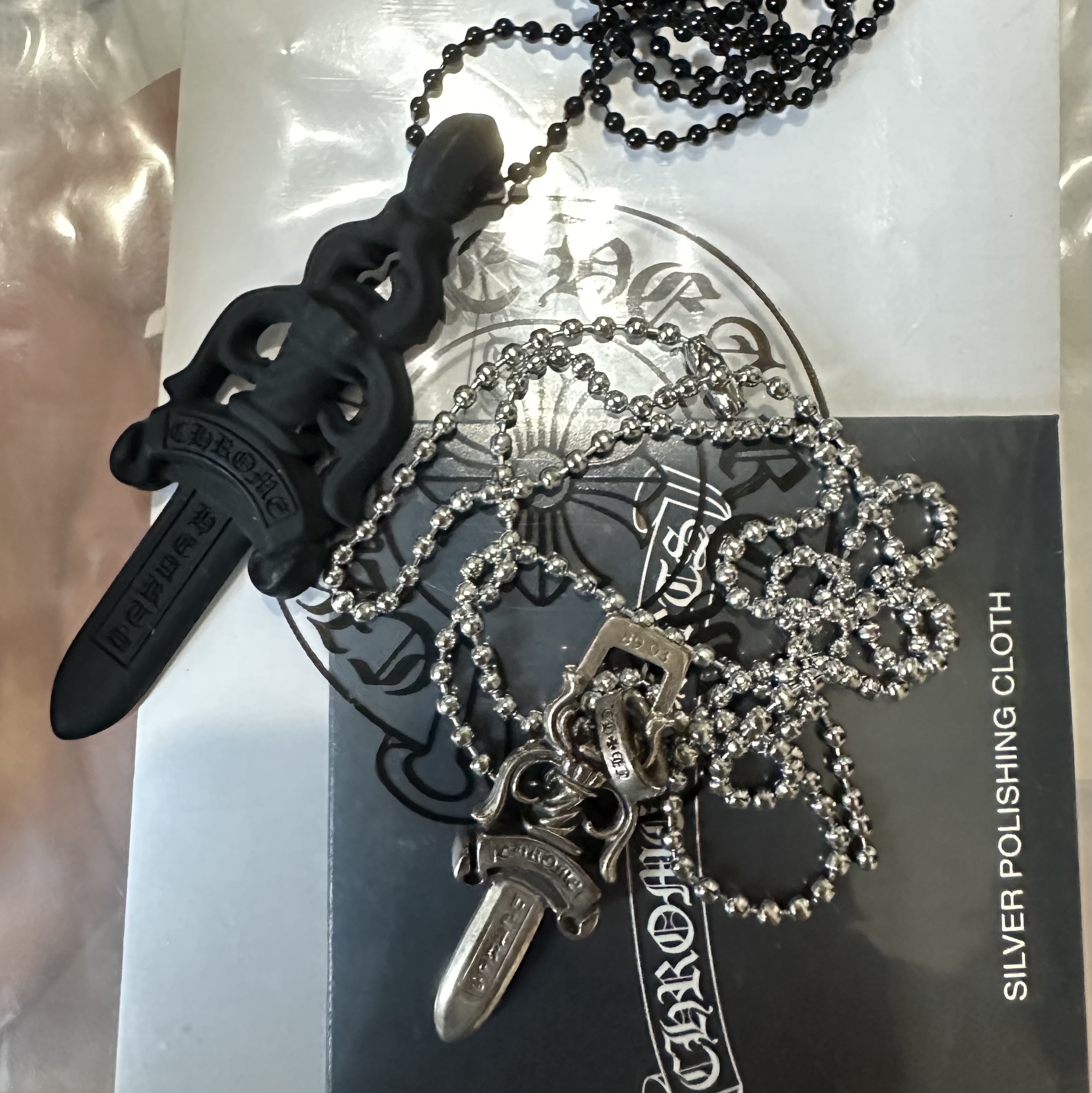 Chrome Hearts Silichrome Dagger Pendant Black 2023 착용 스타일