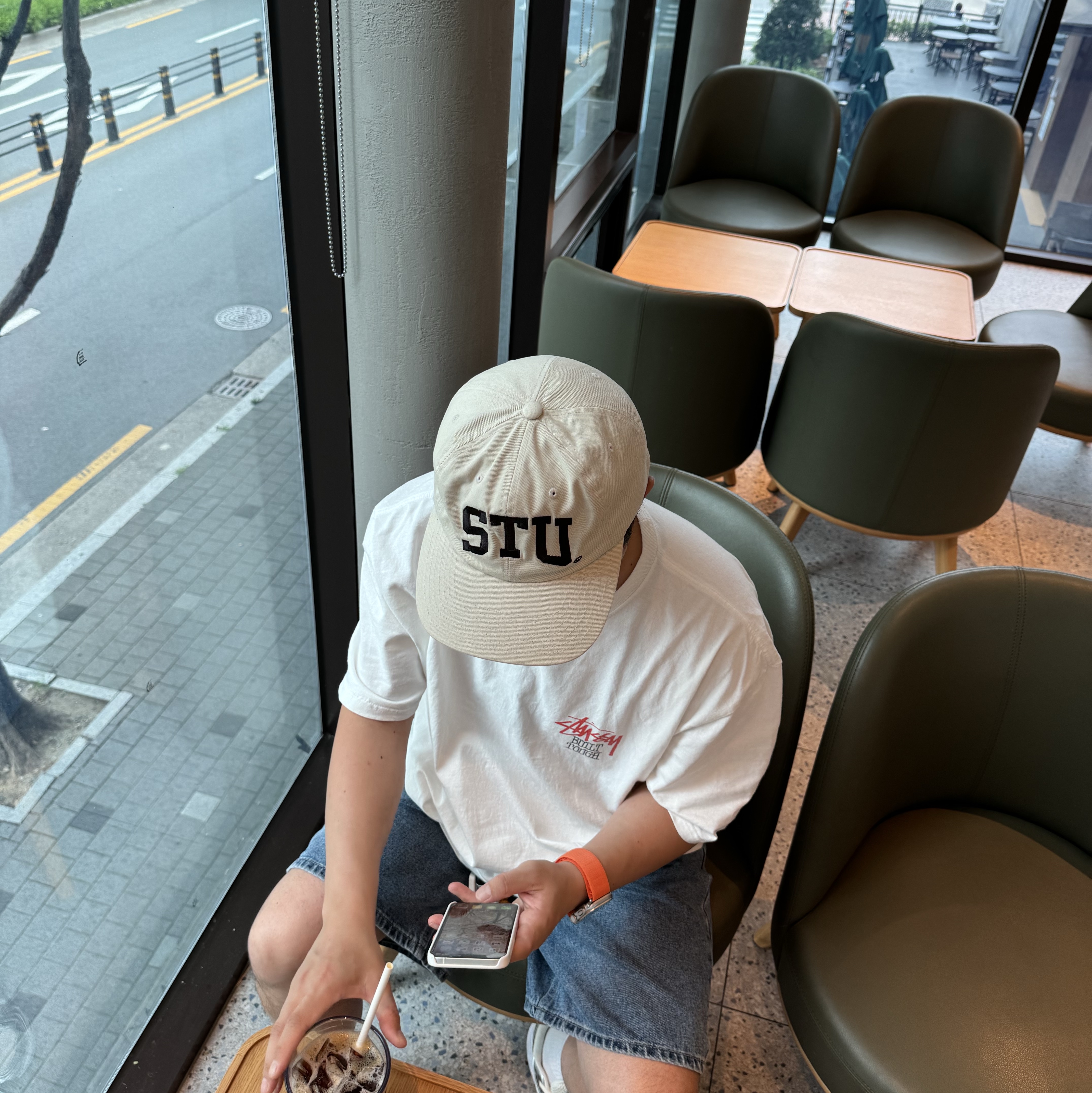 Stussy Stu Arch Strapback Cap Off white, Stussy Built Tough T-Shirt White 착용 스타일 - 2
