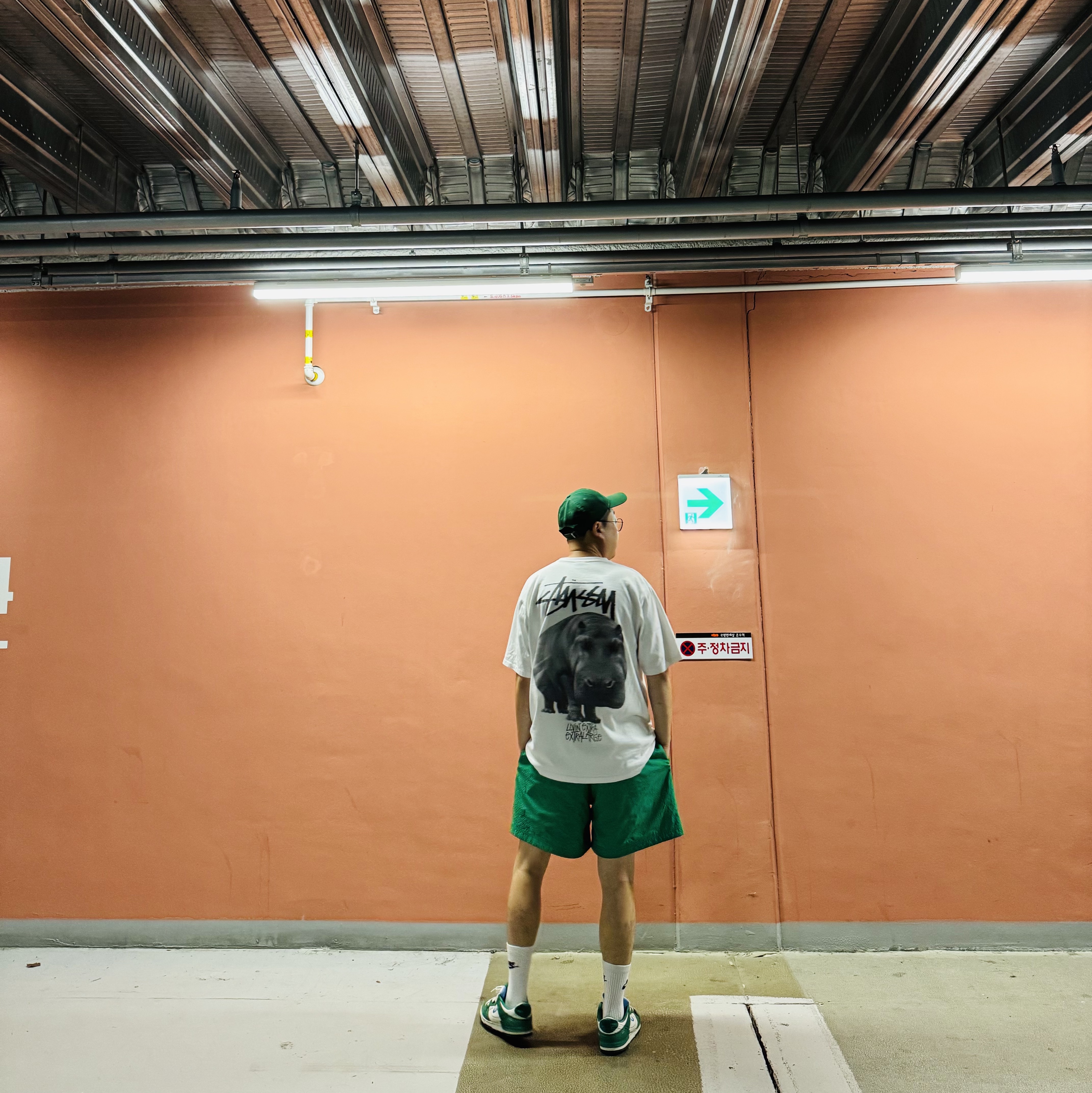 Nike Heritage 86 Futura Washed Cap Gorge Green, Stussy Livin' Large T-Shirt White 착용 스타일 - 4