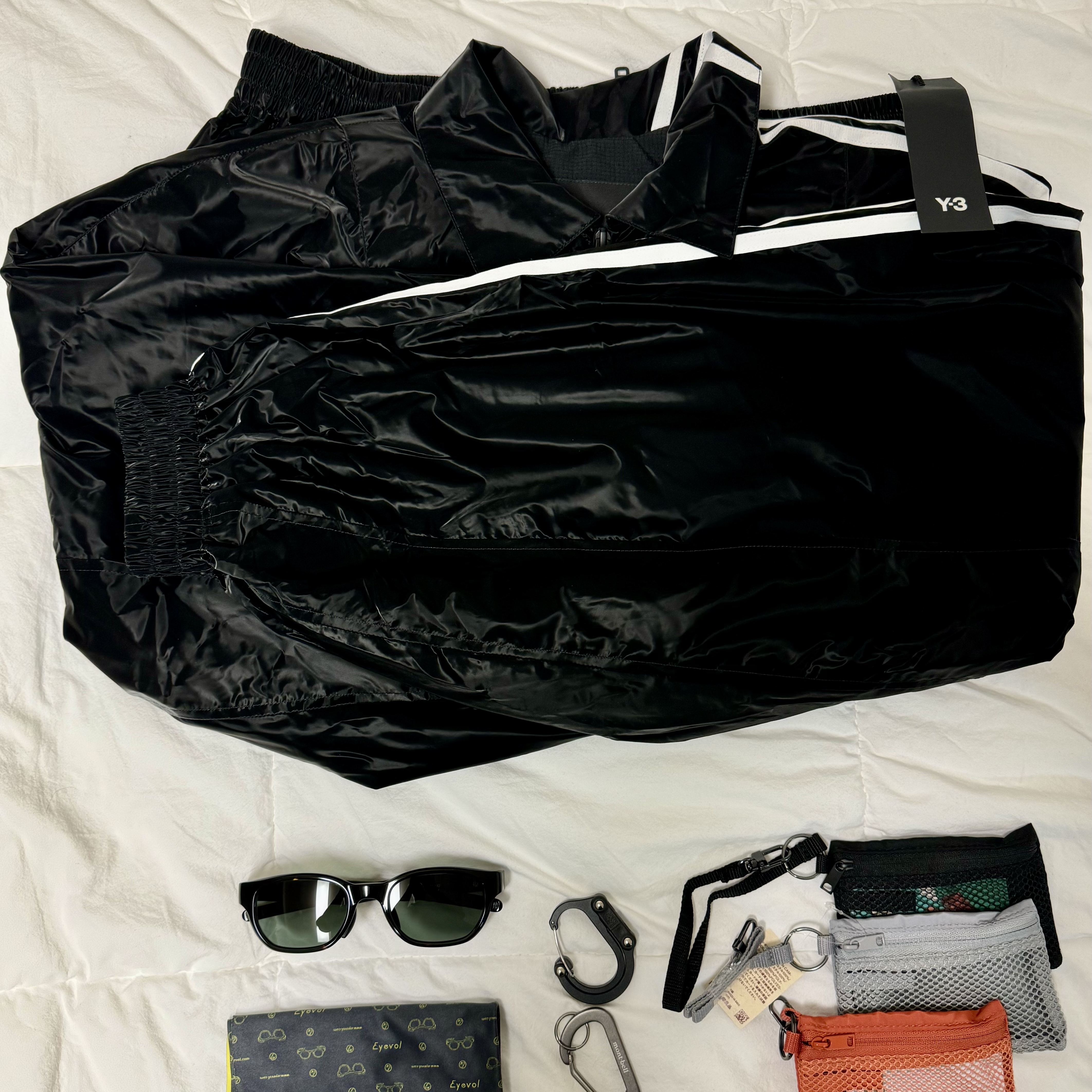 Y-3 Windbreaker Triple Black 착용 스타일 - 1