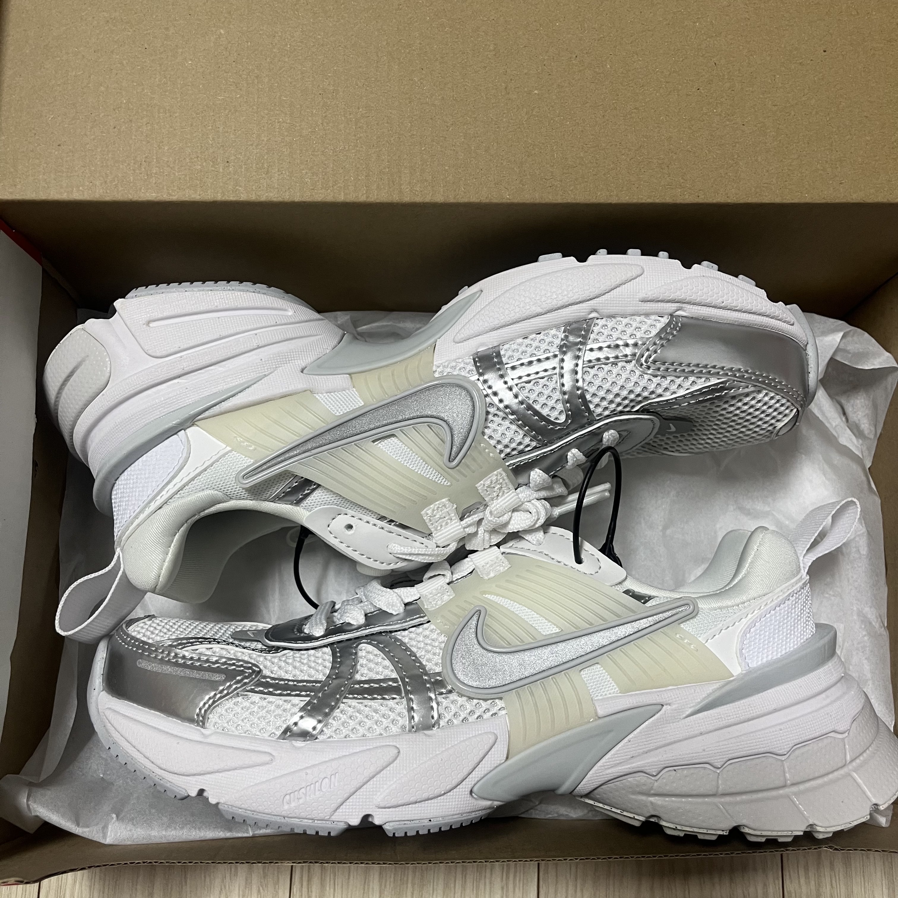 Nike V2K Run Metallic Silver White 착용 스타일