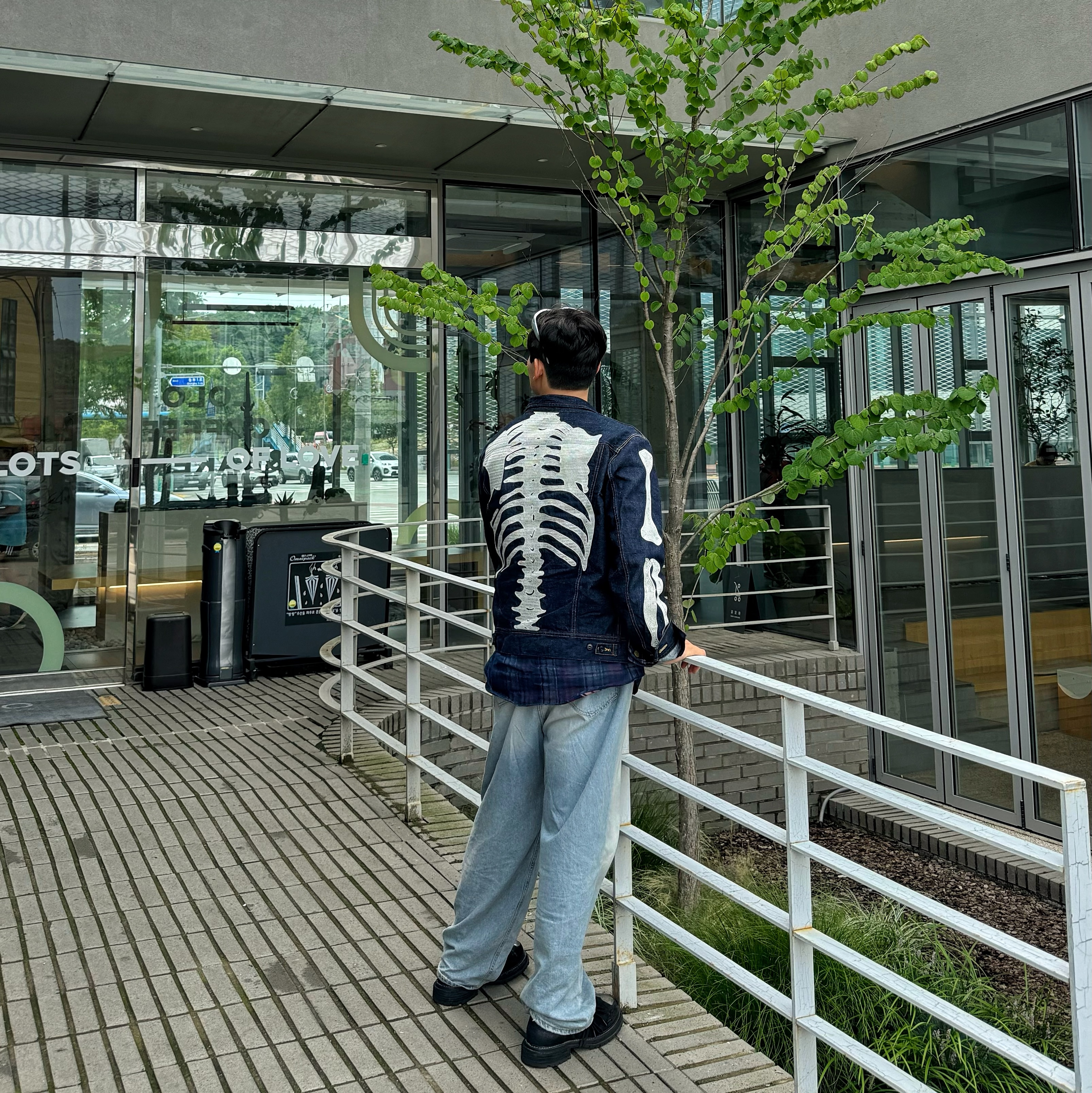 Kapital 11.5 oz. Denim Mexican Tuxedo Westerner Bone Jacket Indigo, Undermycar Mu.31 Anti Fxxking Logo Play Brush Washed Wide Jeans Sky Blue 착용 스타일 - 4