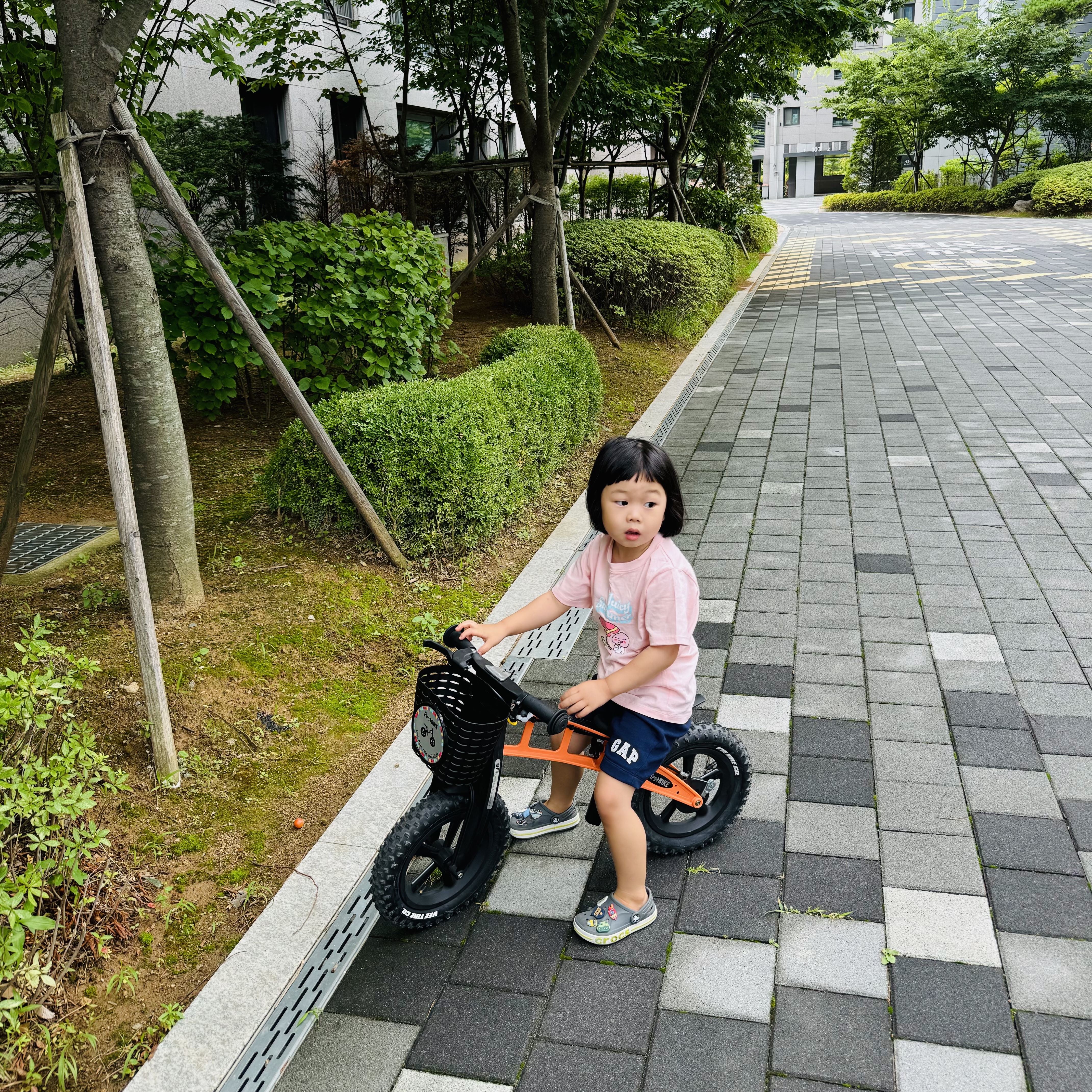 (Kids) Crocs Bayaband Clog Slate Grey Lime Punch 착용 스타일 - 3