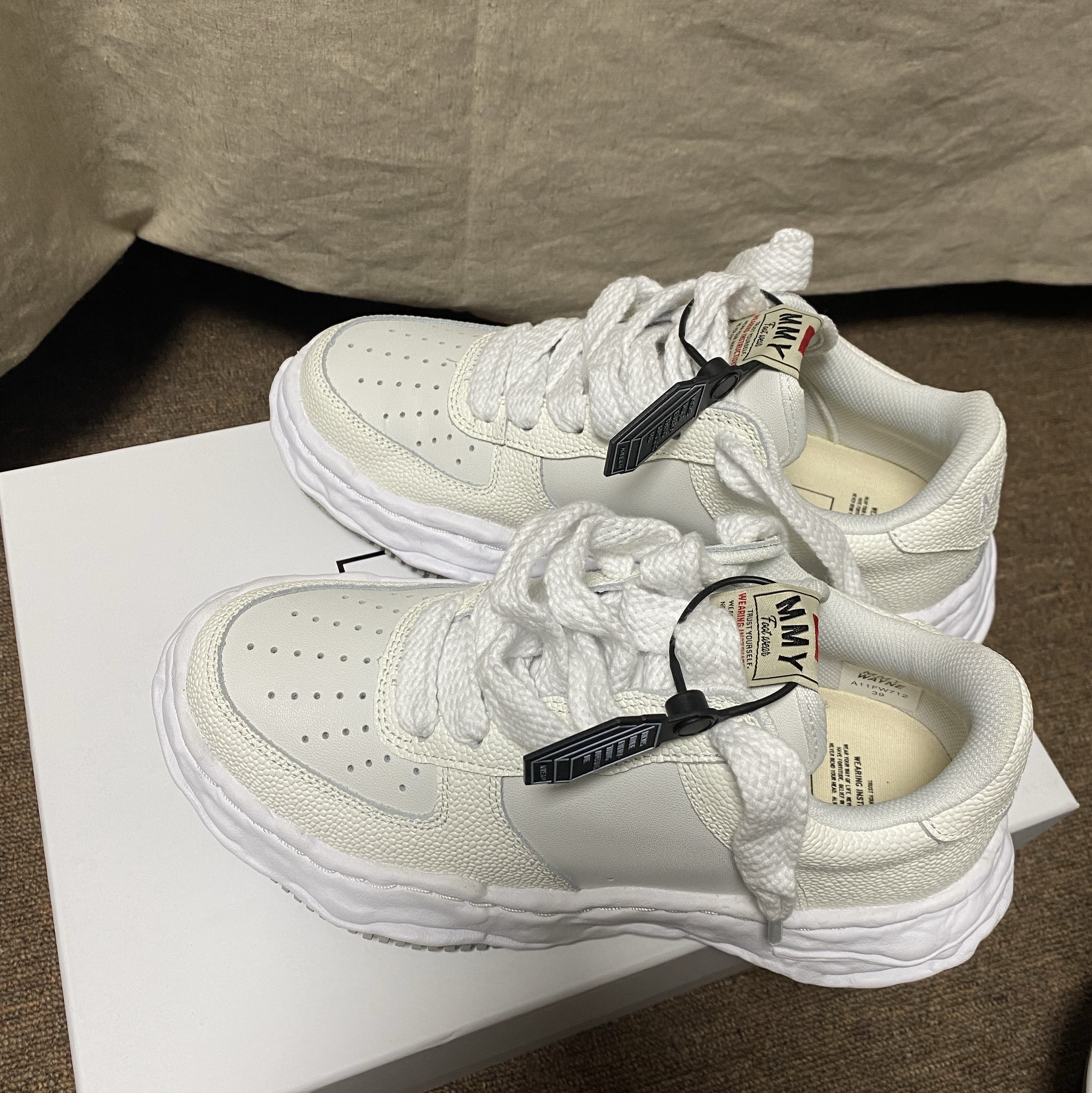 Maison Mihara Yasuhiro Wayne OG Sole Embossed Leather Low-top Sneakers White 착용 스타일