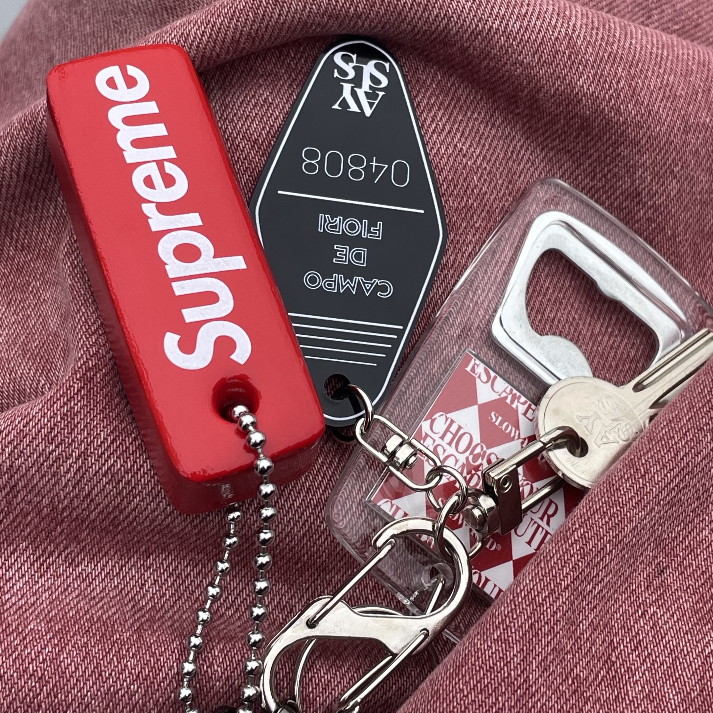 Supreme Floating Keychain Red - 23FW 착용 스타일