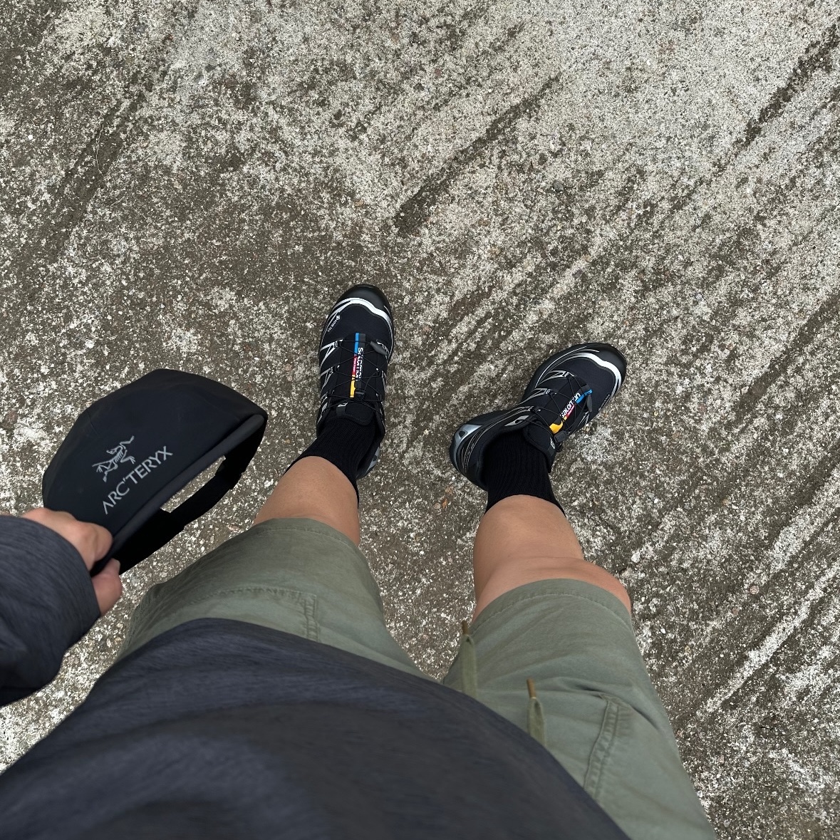 Salomon XT-6 GTX Black Silver, Arc'teryx Gore 5 Panel Cap Black 착용 스타일 - 1